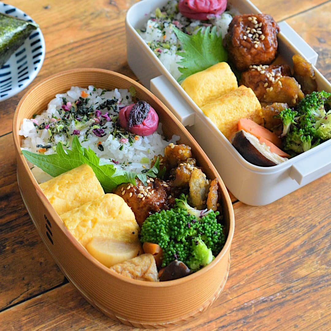 yukiyoのインスタグラム：「2023.3.29* ・ 今日のお弁当 ・ ごはんに花むすびふりかけ、梅干し 甘い出汁巻 肉団子黒酢あん ごぼう甘辛 ブロッコリーゆかり和え ちょこっと煮物（大根、人参、お揚げ、椎茸、結び昆布） おむすびの具は蕗味噌 お味噌汁は白菜、長ネギ、お豆腐 ・ ここへ来て仕事がバタバタな水曜日、 折り返しですね〜 ・ #お弁当 #obento #bento #japanesefood #暮らし #わっぱ #曲げわっぱ #わっぱ弁当 #igersjp #クロワッサンお弁当部 #クロワッサン普段弁当 #おむすび #おにぎり」