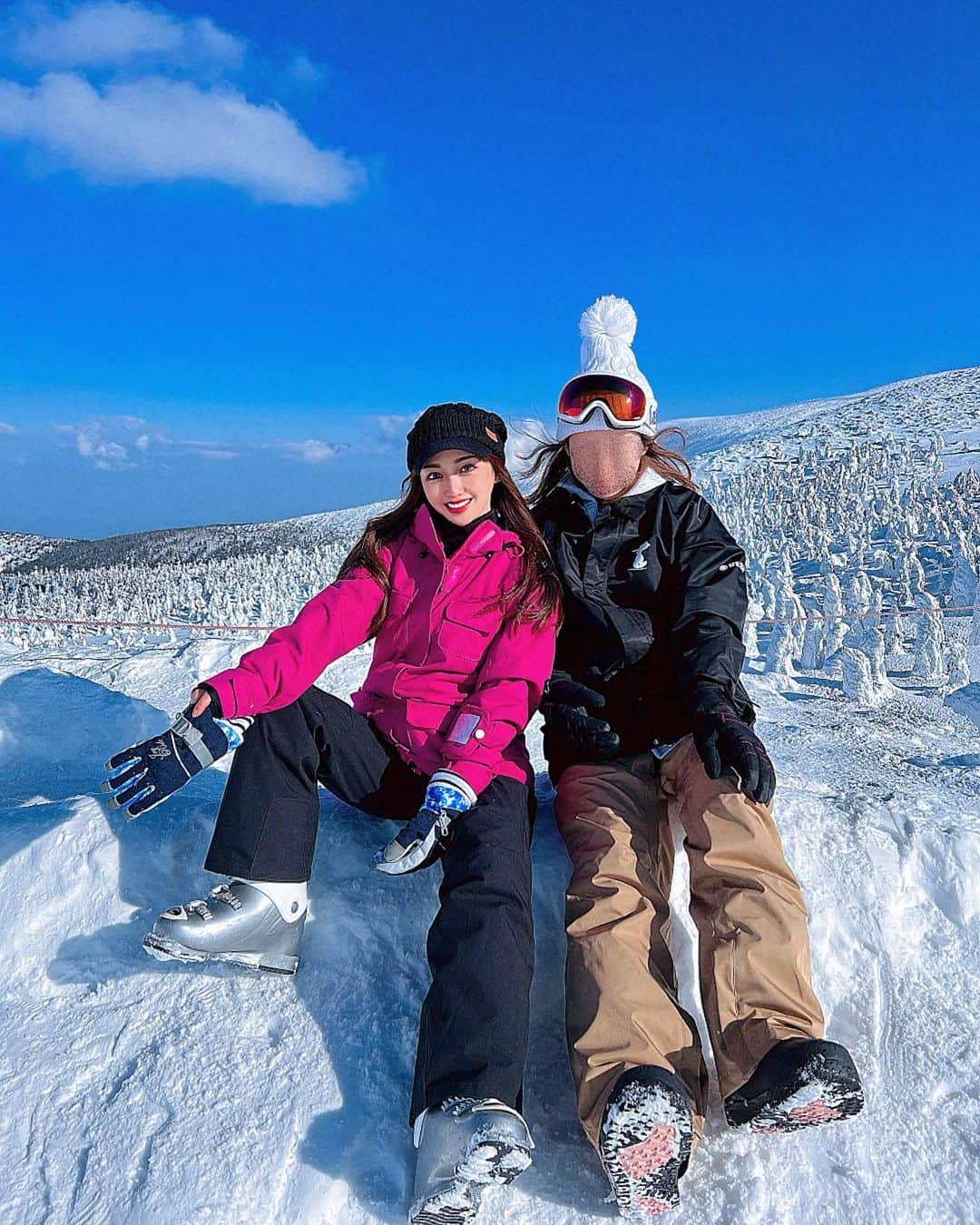 まゆのインスタグラム：「ホラーすぎる雪だるま☃️  スノーモービルするとは 聞いてたけど 滑るのは聞いてない🎿 20年以上ぶりのスキー 無茶振りすぎー  お地蔵さん埋まってた🫢  #蔵王 #蔵王樹氷 #蔵王ロープウェイ #蔵王温泉スキー場」