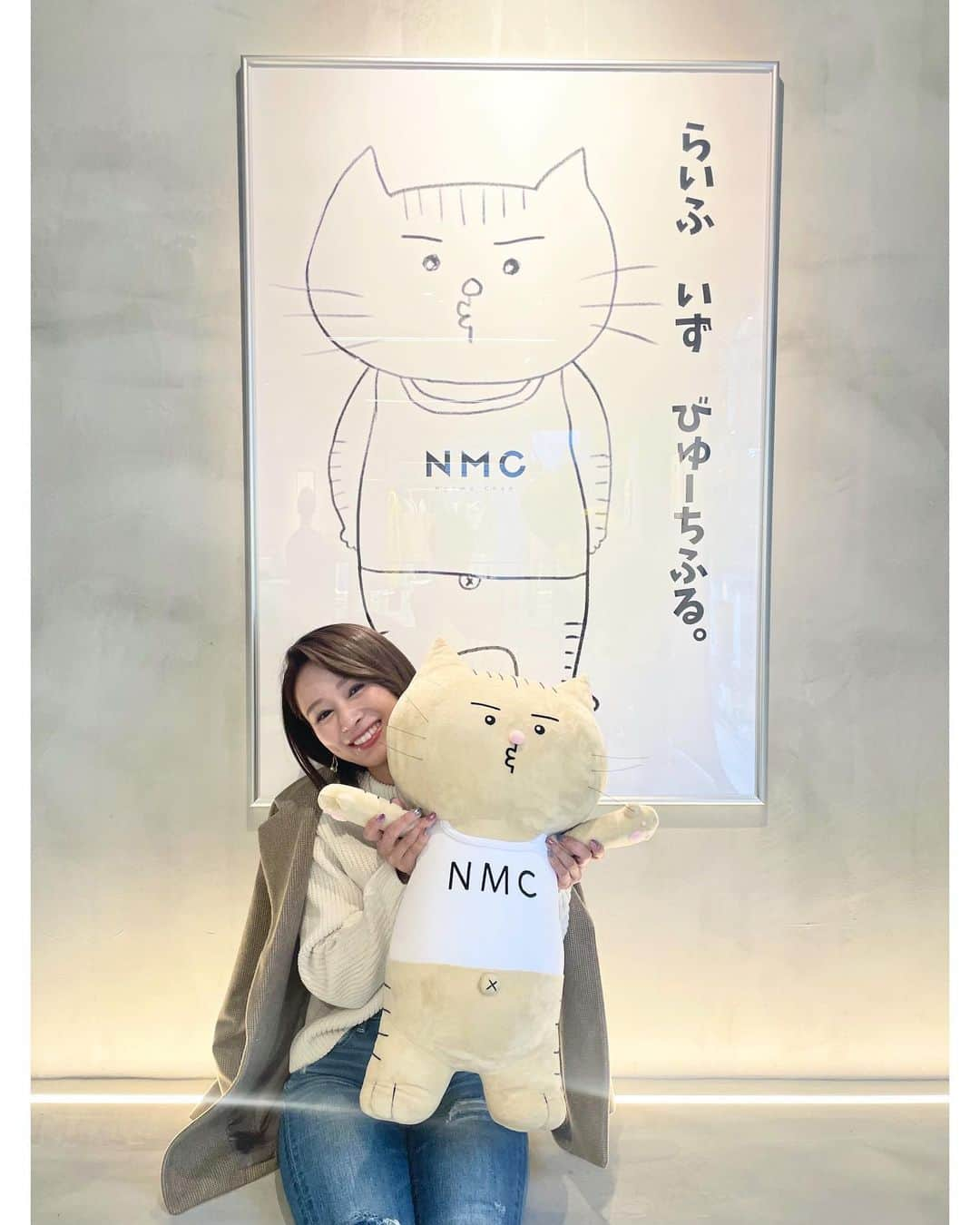 フミカさんのインスタグラム写真 - (フミカInstagram)「. . 先日、『NMC（にゃもちゃん）』に 会いに行ってきました🤫❤︎  【にゃもちゃん POP-UP ミュージアム】！  友人の繋がりで案内して頂き Happyで温かい空間でパワーチャージしました♪  👉🏻１枚目の左側のまりんさん♪が にゃもちゃんを生み出されました✨  癒しのご夫妻に挟まれ にゃもちゃんと一緒に良い写真❤︎！  👉🏻３枚目は、にゃもちゃんの口真似🫣  なーんで！ こんなにも温かい空間なのか？？と、、、  最高に幸せ溢れるご夫妻の秘訣が 『にゃもちゃん』の存在であることが 繋がり、答え合わせができて満足して 個展会場を後にしました🤫♪笑  にゃもちゃんのNY進出🗽願ってます♪  #にゃもちゃん#NMC#フミカ #女優#actress#グラビア」3月29日 9時02分 - fu_mi_ka_516