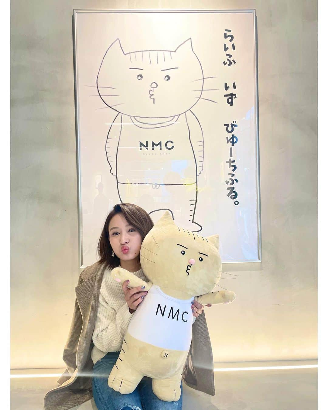 フミカさんのインスタグラム写真 - (フミカInstagram)「. . 先日、『NMC（にゃもちゃん）』に 会いに行ってきました🤫❤︎  【にゃもちゃん POP-UP ミュージアム】！  友人の繋がりで案内して頂き Happyで温かい空間でパワーチャージしました♪  👉🏻１枚目の左側のまりんさん♪が にゃもちゃんを生み出されました✨  癒しのご夫妻に挟まれ にゃもちゃんと一緒に良い写真❤︎！  👉🏻３枚目は、にゃもちゃんの口真似🫣  なーんで！ こんなにも温かい空間なのか？？と、、、  最高に幸せ溢れるご夫妻の秘訣が 『にゃもちゃん』の存在であることが 繋がり、答え合わせができて満足して 個展会場を後にしました🤫♪笑  にゃもちゃんのNY進出🗽願ってます♪  #にゃもちゃん#NMC#フミカ #女優#actress#グラビア」3月29日 9時02分 - fu_mi_ka_516