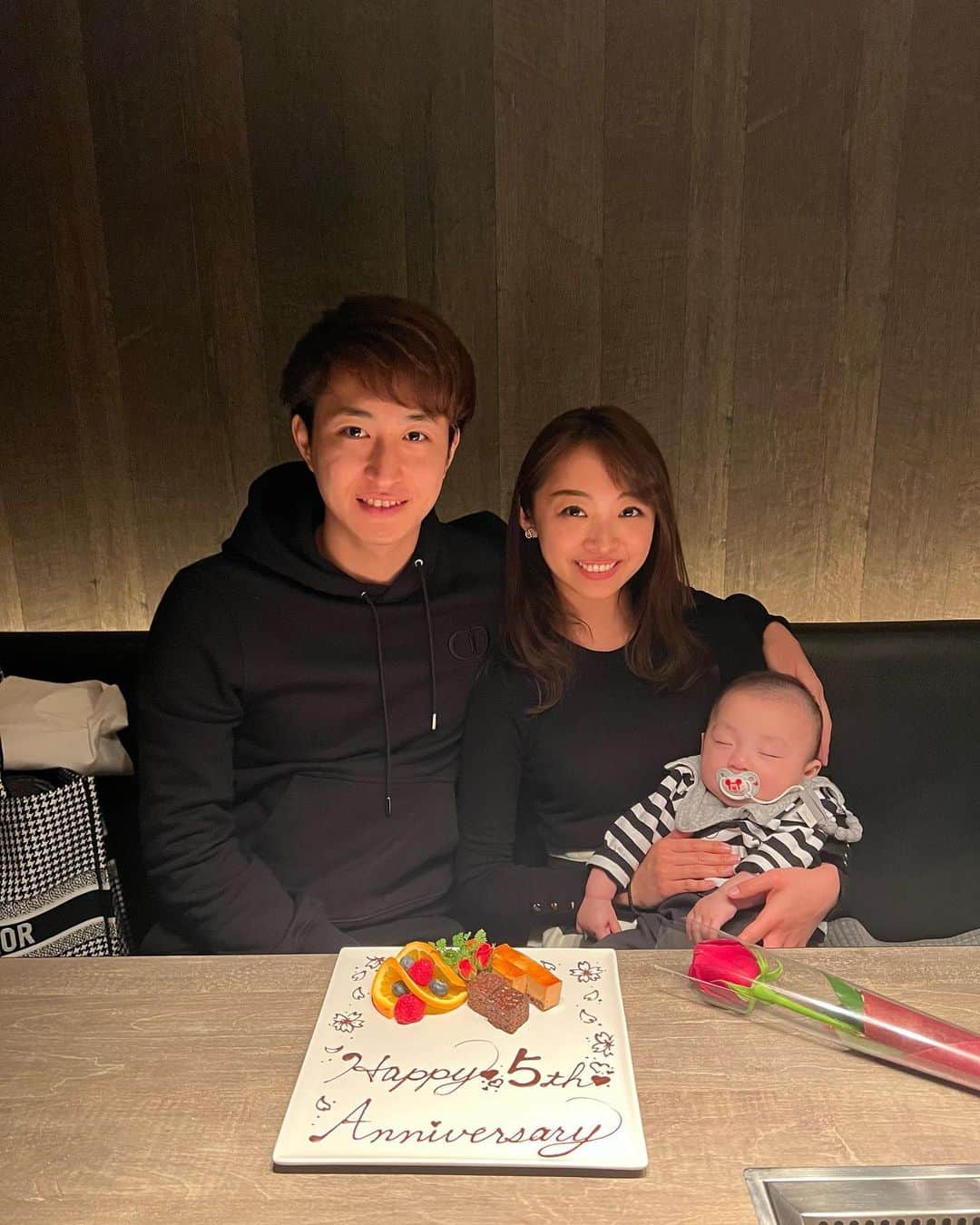 青木茉耶さんのインスタグラム写真 - (青木茉耶Instagram)「𝟓𝑌𝑒𝑎𝑟𝑠 𝐴𝑛𝑛𝑖𝑣𝑒𝑟𝑠𝑎𝑟𝑦𓈒𓏸  レオンはお肉が大好きみたい❤︎︎ ずーーっとお肉ガン見😂  炎が上がったらびっくり顔して お兄さんを見て泣き顔🤣 ‎𓊆☞︎投稿3ページ目動画‎𓊇  本当に色々なものに興味を示して ちゃんと好きな物もハッキリして 喜怒哀楽も出てきて毎日可愛い♡  お利口さん過ぎて どこにでも連れて行ける僕は 親孝行息子👶🏻¨♡¨  5年前遼哉と出会ってなかったら この子に会えなかったのかと思うと なんだか不思議な気分𓈒𓂂𓏸  お店の方からバラを頂いちゃった𓈒𓂂𓏸♡  #記念日 #記念日ディナー #うしごろ #うしごろs #5周年 #5年記念日」3月29日 9時15分 - ma_ya_126