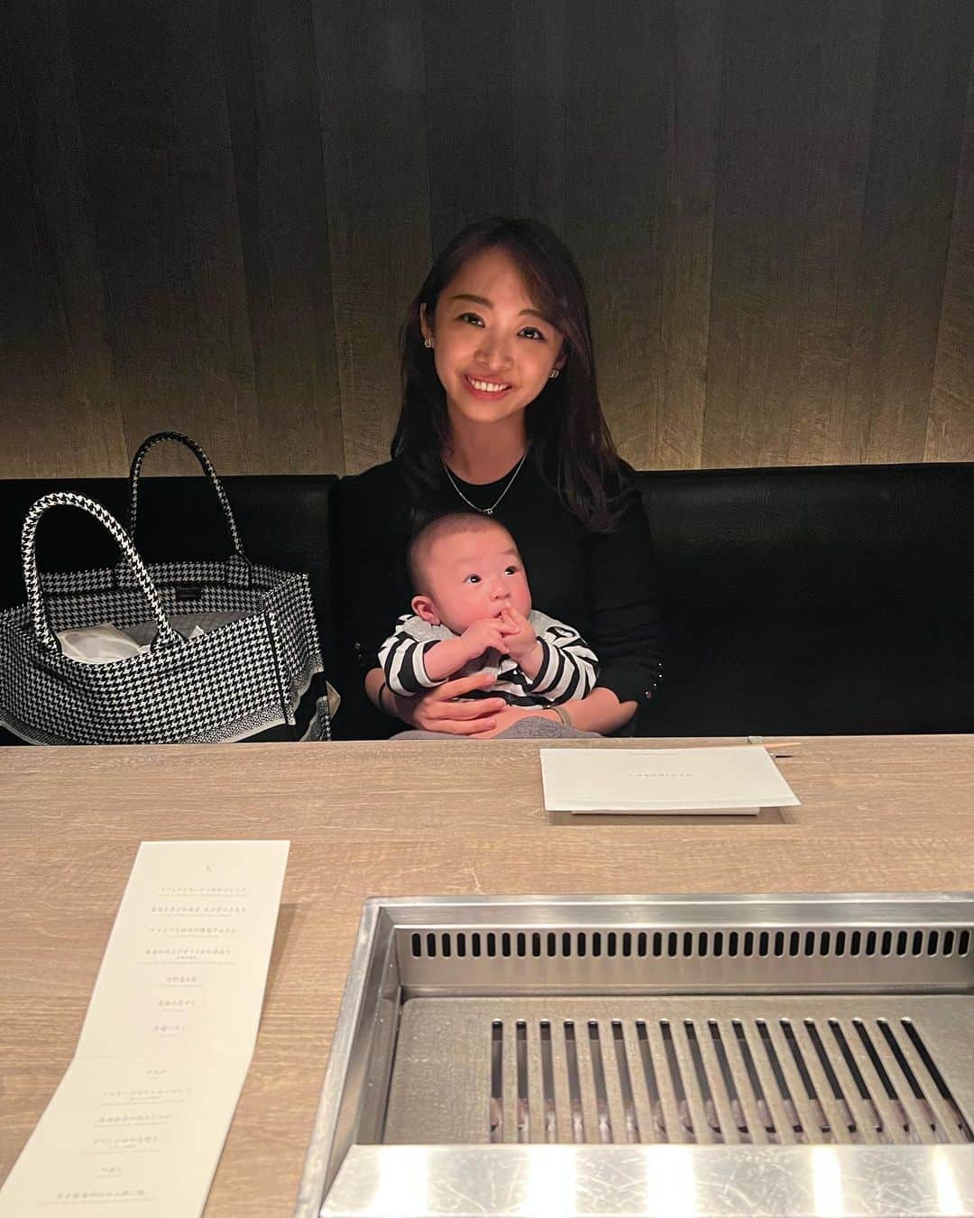 青木茉耶さんのインスタグラム写真 - (青木茉耶Instagram)「𝟓𝑌𝑒𝑎𝑟𝑠 𝐴𝑛𝑛𝑖𝑣𝑒𝑟𝑠𝑎𝑟𝑦𓈒𓏸  レオンはお肉が大好きみたい❤︎︎ ずーーっとお肉ガン見😂  炎が上がったらびっくり顔して お兄さんを見て泣き顔🤣 ‎𓊆☞︎投稿3ページ目動画‎𓊇  本当に色々なものに興味を示して ちゃんと好きな物もハッキリして 喜怒哀楽も出てきて毎日可愛い♡  お利口さん過ぎて どこにでも連れて行ける僕は 親孝行息子👶🏻¨♡¨  5年前遼哉と出会ってなかったら この子に会えなかったのかと思うと なんだか不思議な気分𓈒𓂂𓏸  お店の方からバラを頂いちゃった𓈒𓂂𓏸♡  #記念日 #記念日ディナー #うしごろ #うしごろs #5周年 #5年記念日」3月29日 9時15分 - ma_ya_126