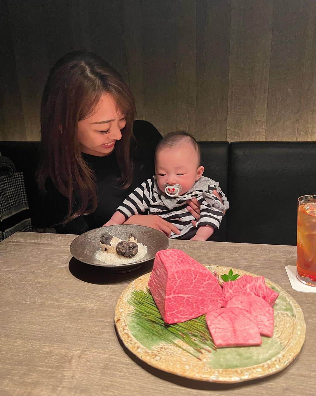 青木茉耶さんのインスタグラム写真 - (青木茉耶Instagram)「𝟓𝑌𝑒𝑎𝑟𝑠 𝐴𝑛𝑛𝑖𝑣𝑒𝑟𝑠𝑎𝑟𝑦𓈒𓏸  レオンはお肉が大好きみたい❤︎︎ ずーーっとお肉ガン見😂  炎が上がったらびっくり顔して お兄さんを見て泣き顔🤣 ‎𓊆☞︎投稿3ページ目動画‎𓊇  本当に色々なものに興味を示して ちゃんと好きな物もハッキリして 喜怒哀楽も出てきて毎日可愛い♡  お利口さん過ぎて どこにでも連れて行ける僕は 親孝行息子👶🏻¨♡¨  5年前遼哉と出会ってなかったら この子に会えなかったのかと思うと なんだか不思議な気分𓈒𓂂𓏸  お店の方からバラを頂いちゃった𓈒𓂂𓏸♡  #記念日 #記念日ディナー #うしごろ #うしごろs #5周年 #5年記念日」3月29日 9時15分 - ma_ya_126