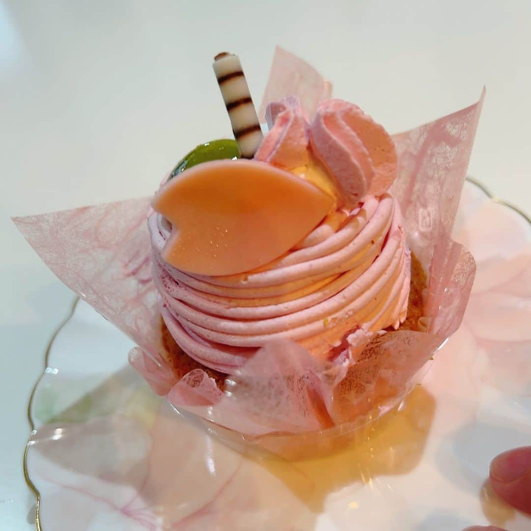 本城聡章のインスタグラム：「#桜がもひとつなので春らしいケーキを🌸」