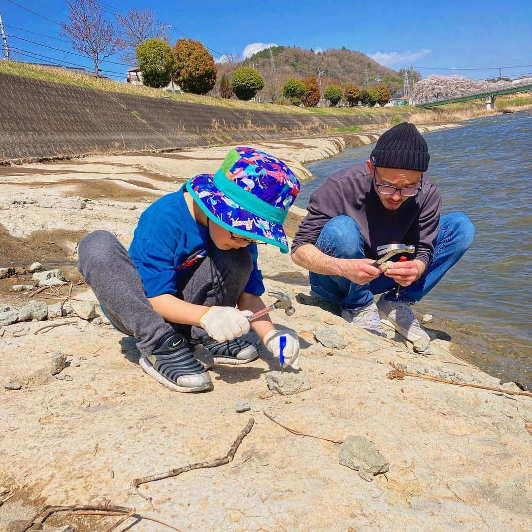 鵜飼孝治のインスタグラム：「息子が化石にどハマり中の為、実に35年ふりに化石採取へ。いっぱい採れました！」