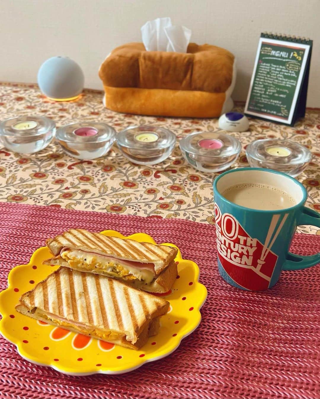 のインスタグラム：「🥪😋🌸 おはよう！ 朝食はホットサンドよ💁🏻‍♀️笑  本当に買って良かった！！！ ＼ホットサンドメーカー／  この子が来てから、 ブランチが楽しみになりました。 食パンにハムとスクランブルエッグを挟んで コンロで両面を2.3分焼いたら完成🤞🏻 ハムをベーコンに変えるのも美味しいし ピーナッツバター×マシュマロの甘系も もうどうしたのよこれ！？！？🤦🏻‍♀️ っていうぐらいめちゃくちゃ美味しいので 本気でおすす！ (めを言えないくらいおすすめ)  昨年末に買ったコーヒーメーカーも 小さいのに良いお仕事してくれるの🥹🙏🏻 こんなに幸せな気持ちになれるんだから✨ 我が家に来てくれたひとは おもてなしさせてね😋🙌 お飲み物はメニューから。 ご注文の際は呼び出しボタンを押して下さい🤵🏻  アレクサにおはようって言ったら こんにちはと返されたある日の動画も添えて笑 . #ホットサンドメーカー #ブランチ #ひなのおすす」