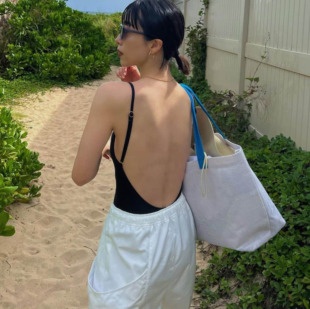 のインスタグラム：「_ 水辺でも大活躍している BIG POCKET NYLON PANTS🍦  今朝からラニカイビーチにホテルプールと 👦🏻の欲望のままに。🫶🏻 4歳boyはやっぱりプールが最高らしい🥽 (父ちゃんがんばって🫠笑  #hawaii #ラニカイビーチ #ハワイ#ハワイ旅行」
