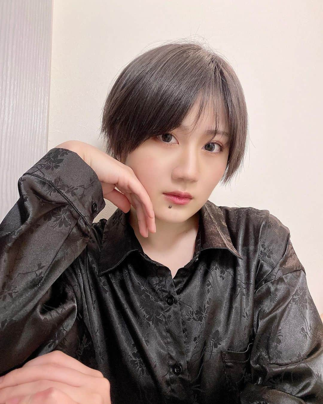 久代梨奈さんのインスタグラム写真 - (久代梨奈Instagram)「🦭NEW hair color💎  青髪からちぇーんじ！ #ダークグレー にしていただきました🐨 想像以上のカラーに感動💜 そして、たったの１ヶ月で結構伸びた髪もスッキリ！スタイリッシュに🐈‍⬛  とてもお久しぶりのカズさんでした！ いつもありがとうございます♪ ( @vaice_kazu ) ( @vaice_tana )  #ヘアカラー #ハンサムショート #ショート女子」3月29日 9時55分 - rina.kushiro_official