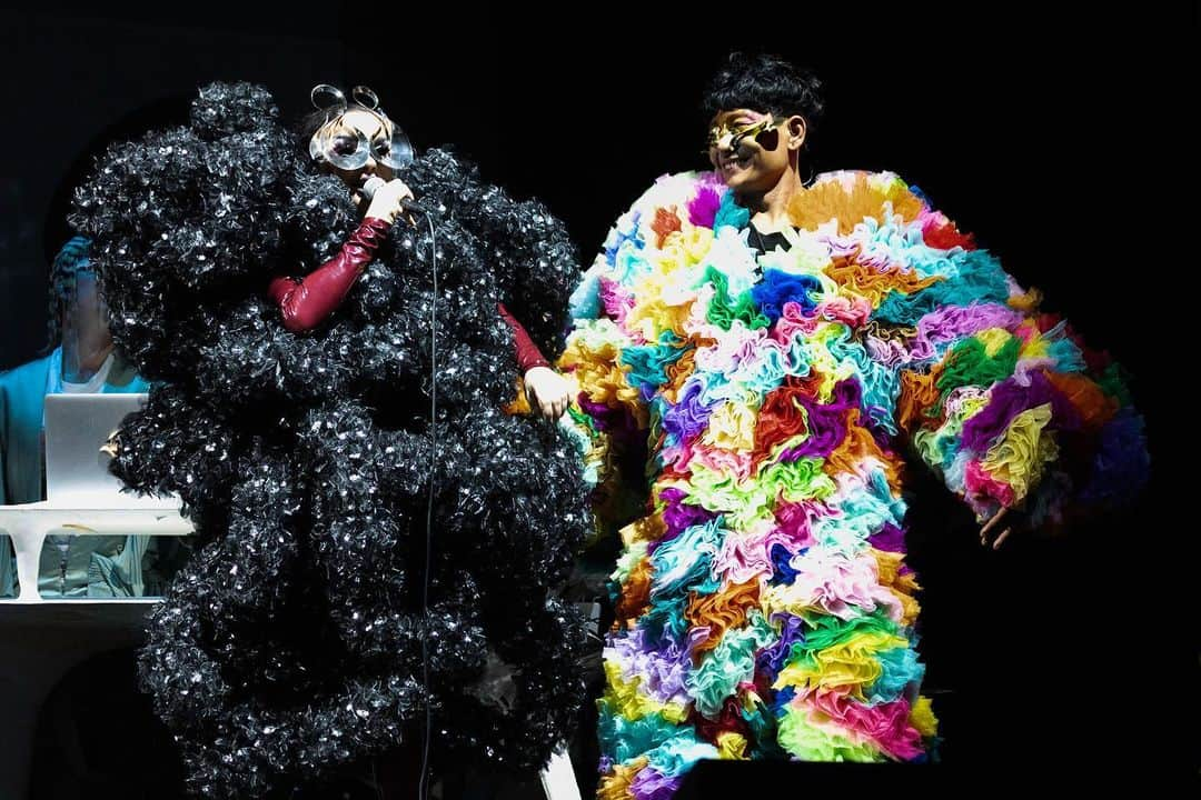 小泉智貴のインスタグラム：「Musician @kasimyn wears TOMO KOIZUMI supported by @dolcegabbana for @bjork live concert "cornucopia" in Tokyo🌈  musicians @viibraflutes , @bergurth , @manudelagomusic , @katiebuckleyharpist @kasimyn photos @santiagraphy björk outfits @noirkeininomiya kas outfit @tomokoizumi all band outfits @balmain all headpieces @james.t.merry styling @eddagud all hairpieces @tomikono_wig makeup @isshehungry」