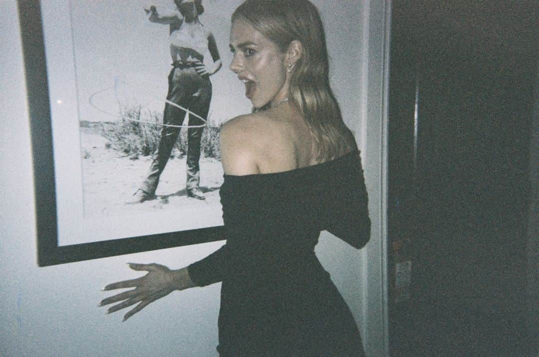 サマーラ・ウェイビングのインスタグラム：「Always in 🖤 🤠」