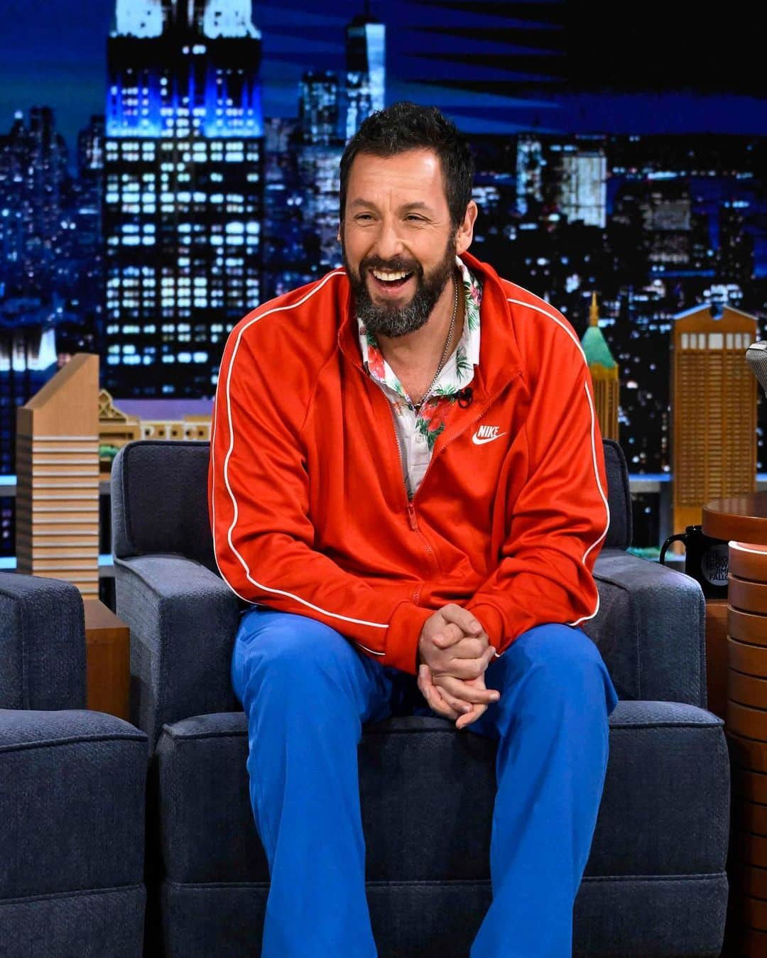 アダム・サンドラーのインスタグラム：「@adamsandler stops by Studio 6B to talk @netflix’s #MurderMystery2! #FallonTonight   📷 @toddowyoung」