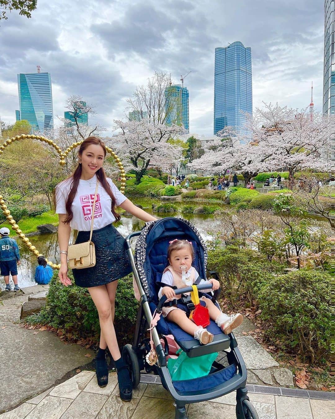 石田安奈のインスタグラム：「今年は一緒にお花見散歩したねー❤️ 少しずつ話しかけると反応してくれて顔や身体で表現してくれるのがたまらなく愛おしいです。  いつも寝かしつけした後はまったりタイムなのに子供の写真や動画を見返してる笑 そして寝落ち😂😂😂  子供のエネルギーのパワーってすごいなといつも感じます。 固定観念がなく思ったまま彼女の感性で動くのでそれを見てるのがとても楽しいし 好きな事を伸ばしてあげたい。 最近は、ダンス、アートやお絵かきが好きなのでそっちの方をお家時間では一緒に取り組んでます♡  #お花見#お散歩#女の子#女の子ママ#一歳半 #育児#子育て#dior#babydior」