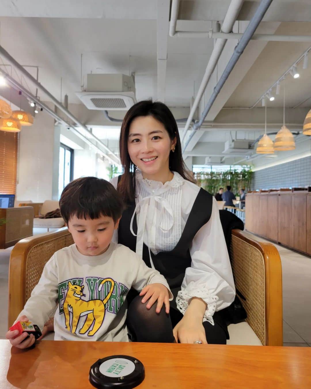 田辺岬のインスタグラム：「SEOUL🧡 . 連休があり久しぶりにソウル✌️ 蔚山の時よりアクセスしやすくなったかな😳 ただKTX(新幹線みたいなやつ)の数が少ないのが難点😕  今回は龍山に2泊しました💗 ホテルはまた違う投稿で載せます☺️  ホテル近くのカフェ☕  履いているブーツ本当に買って良かった👢👏 痩せてもなかなか脚細くならないし(今は痩せてないけど🤣)本当に脚が太いのがコンプレックスなんだけど綺麗に見える🥺👏 . #韓国生活#韓国在住」
