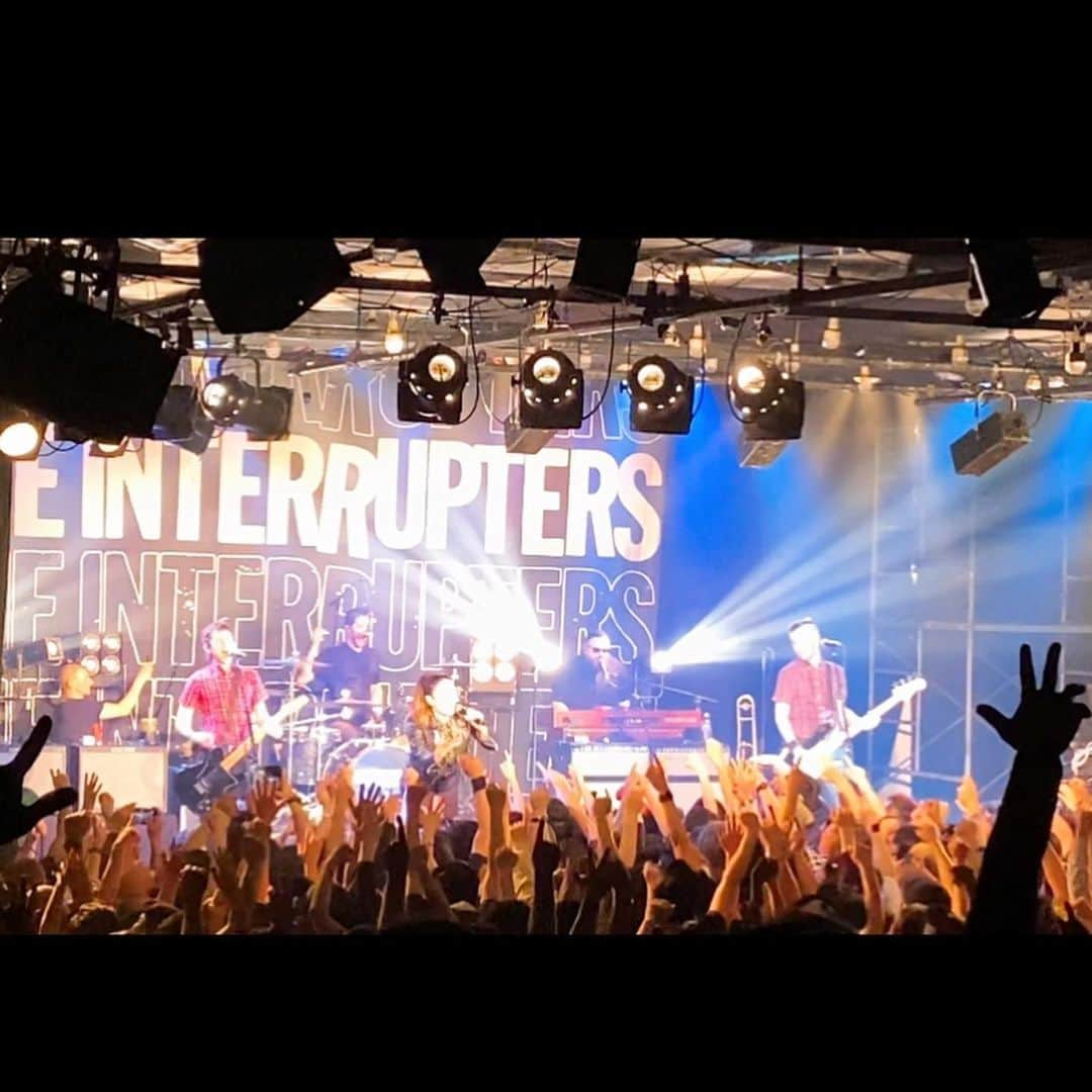 森純太のインスタグラム：「The Interrupters（ジ･インタラプターズ）Japan tour最終日　恵比寿LIQUIDROOM 3/28  ストレートでありながらskaを効かせたpunk rockバンドのLIVEに行って来た。  LIVE前の開場時BGMでジミー・クリフ/Cry No More、 Guns of Brixton(theCLASHのカヴァー)で感動（涙）。  そして、 The InterruptersのLIVEは素晴らしかった。最初からラストまで「魅せる、煽る、歌わせる。」飽きる事なく楽しめた。 @theinterrupters   ・ ・  #森純太  #junskywalkers #ジュンスカ #恵比寿 #interrupters  #ska #punk #楽しかった #ジミークリフ #reggae #ティムアームストロング  #rancid  #ランシド #クラッシュ」