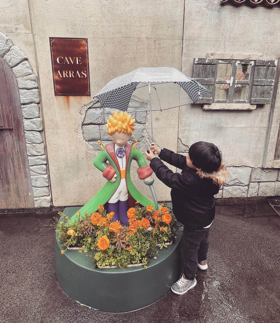 恒松あゆみのインスタグラム：「閉園前に会いにいけた！！  どしゃ降りだったので、娘はパパと車でお昼寝。   #星の王子さまミュージアム   #弾丸卒園旅行」