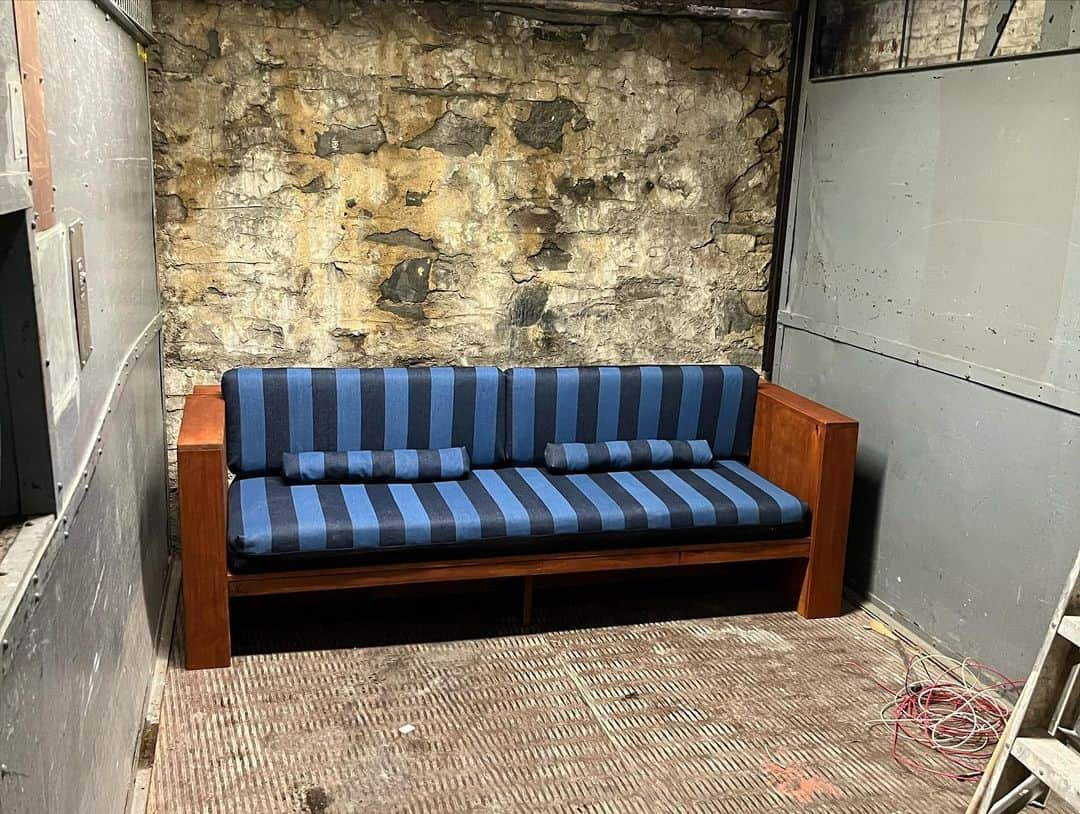 タロウ・ピーダーソンさんのインスタグラム写真 - (タロウ・ピーダーソンInstagram)「Commission couch with @serious_construction_nyc   Solid Cherry framing with denim upholstery   Designed by @kanayamayudai  @j___cmi  Build by myself and @henrywillisboit」3月29日 10時54分 - taro.rap