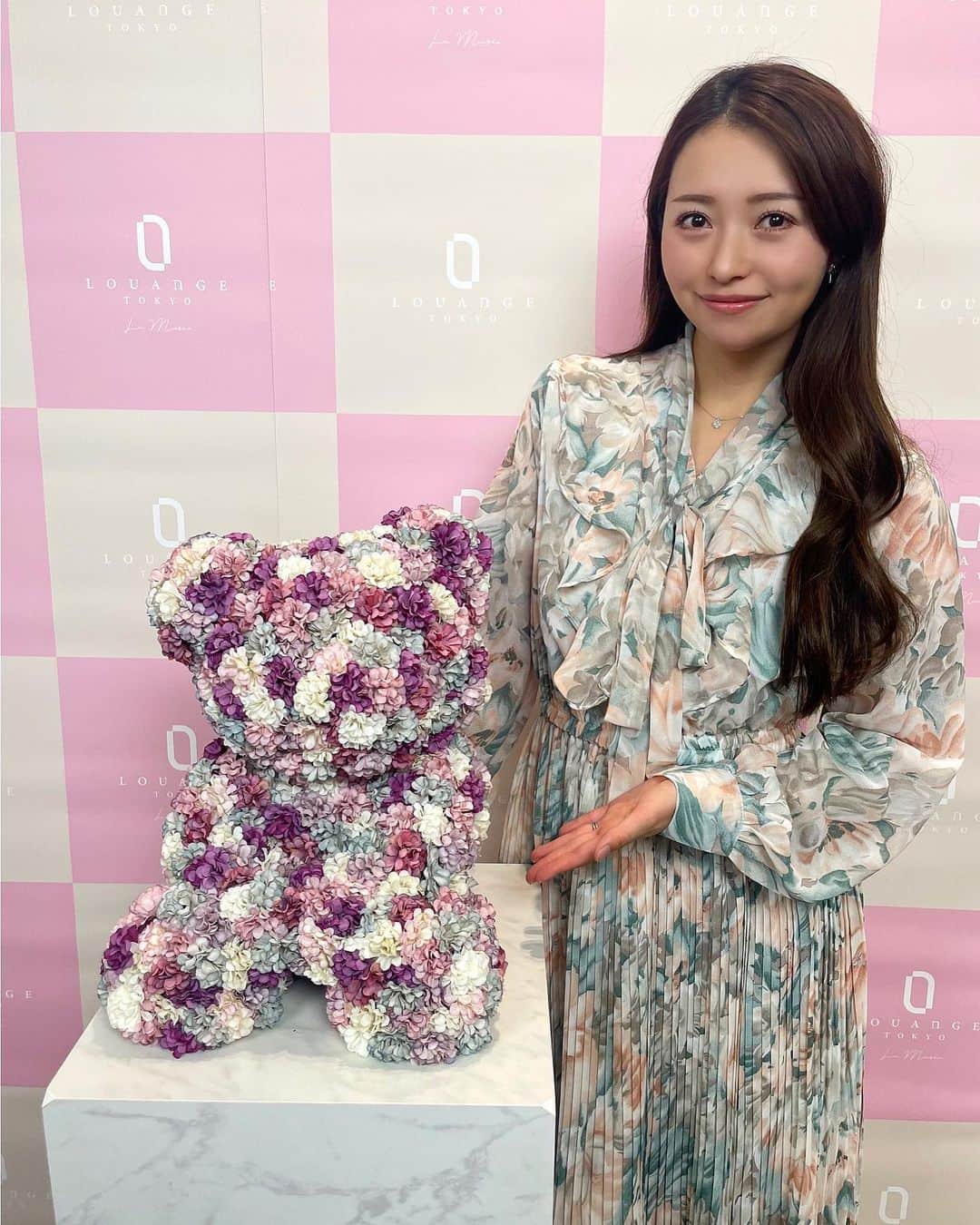 黒澤ゆりかのインスタグラム：「@louangetokyo_lemusee  2023 Mother's Day Collectionへ💐  今年もとっても可愛い☺️ カラフルでお花がテーマでとっても華やかでした✨  可愛くて美味しい大好きな組み合わせ🤤笑  @louange_tokyo  @louangetokyo_lemusee  #母の日スイーツ #母の日」