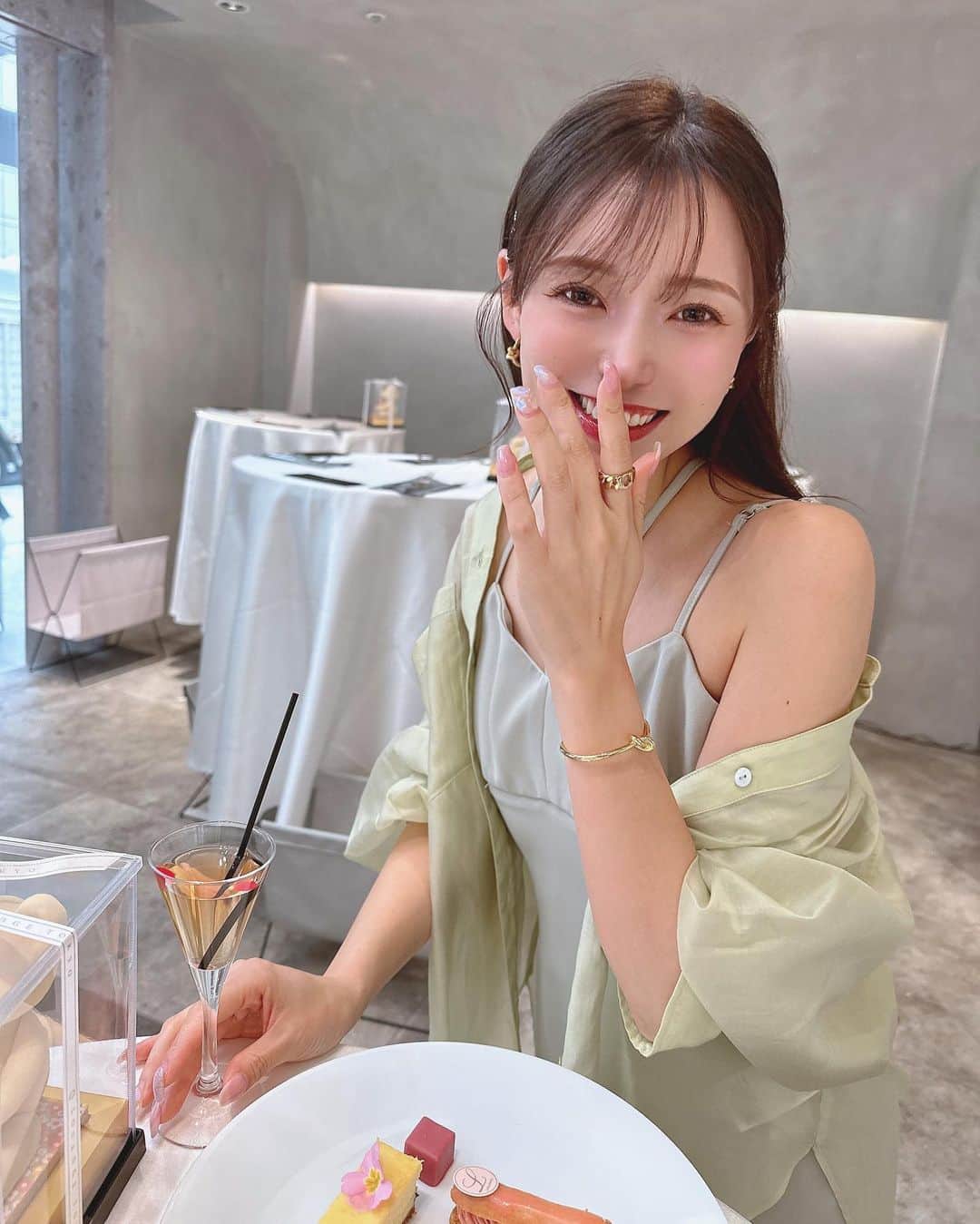 引地裕美のインスタグラム：「きのちゃんとルワンジュ東京ルミュゼの 母の日コレクションに行ってきたよ🧸🌷  今回もどのケーキも本当に素敵で くまちゃんとお花の組み合わせが凄く可愛かった☺️💐  きのちゃんとの緑コーデは打ち合わせなし🧚🏻♡笑  #母の日 #お母さんありがとう #母の日スイーツ #アフタヌーンティー #afternoontea #奥田雄太 #yutaokuda #ルワンジュ東京 #ルワンジュ東京ルミュゼ #louangetokyo　#louangetokyolemusee @louange_tokyo @louangetokyo_lemusee  #ゆうみ服 🧺#春コーデ #UMine #japan #옷스타그램 #데일리룩 #코디스타그램 #每日穿搭 #일본 #얼스타그램 #照片 #粉我 #japanesegirl」