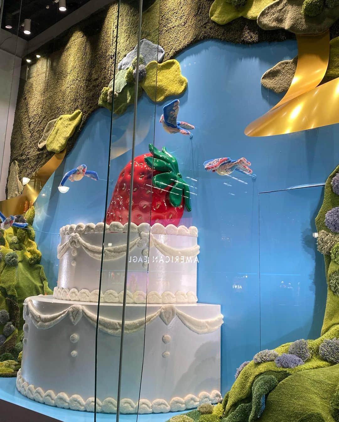 有村藍里さんのインスタグラム写真 - (有村藍里Instagram)「🍓🍓🍓 西武渋谷店さんへ @poppy_tokyo のpopupと @asagiinyo ちゃんがアートディレクションをされた ショーウインドーを見に行ってきました🎂  青い鳥さんがいっぱい飛んでいて 大きなイチゴにケーキ… 好きが詰まっててしあわせ〜！となりました。 こちらのアートは4月24日まで。  >>着てるアウターは @murua_official です #murua #pr #murua_snap #3wayベストレイヤードトレンチコート」3月29日 11時02分 - arimuraairi