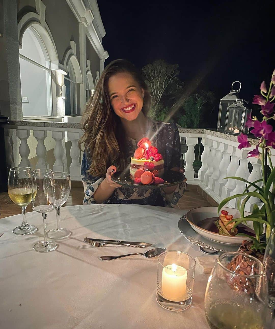 ジュリアナパイヴァのインスタグラム：「E que sempre tenham lindas e maravilhosas surpresas pelo caminho…🥳 Novo ciclo começou muito especial! Obrigada @wishresorts e chef @williamsentz com sua equipe impecável! Muito amor!❤️ Mãe vc é meu tudo! Obrigada por embarcar em todos os meus sonhos! Vamos celebrar a vida, meus amores! 🙌🏼🥰🥂✨ #DeRepente30」