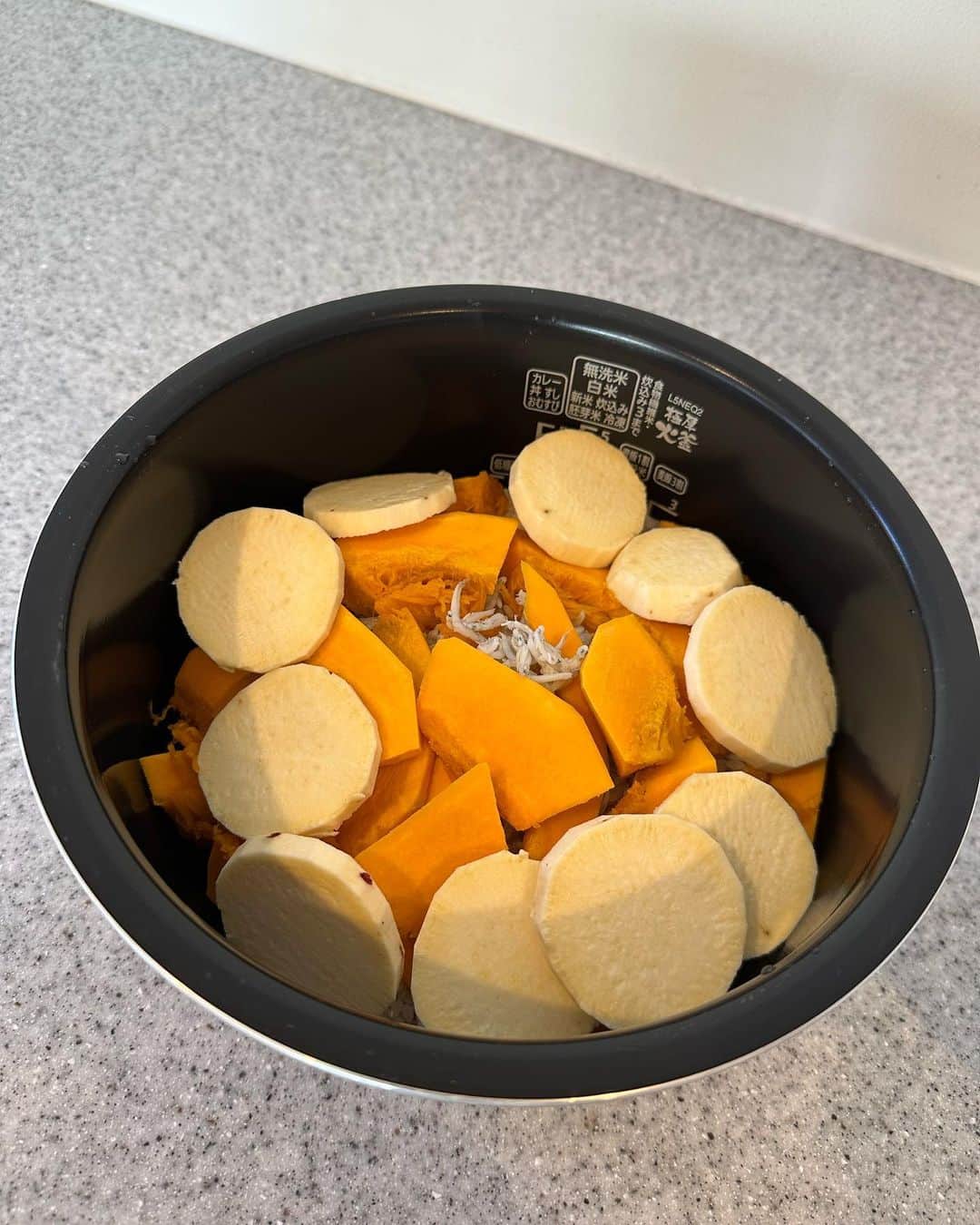 里海さんのインスタグラム写真 - (里海Instagram)「子供の荷物は たっくさんだから @tumitravel のリュックは 本当に助かってます✨  最後は最近教えてもらった ご飯🍚(離乳食)  今まで全部別々に小分けして ご飯 かぼちゃ サツマイモ シラス をブレンダーして 冷凍していたのですが  まとめてご飯と炊くと ご飯に味がついて 美味しいと聞き  全部一緒に炊いてみることに しました😌  美味しく食べてくれるかなぁ？？☺️  #生後6ヶ月　#ママバッグ　#離乳食」3月29日 11時08分 - satoumi0330