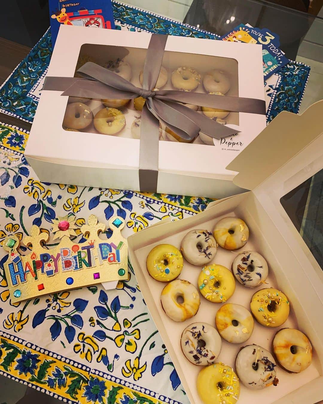 瀬間友里加のインスタグラム：「🍩❤️🍩 @_miloandpepper  スクールのお誕生日会はミニドーナッツでお祝い✨こちらのドーナッツ、ミニサイズだと子供たちにちょうどいいし焼きドーナッツなのであっさり🍩💕みんな美味しそうに食べてくれてて嬉しかったな🥰 スクールでのお誕生日会は任意で親が準備ということで🎁人数多くて迷ったけど🤣 グッディバッグも用意して、当日みんなからお祝いしてもらえてなんだか恥ずかしそうにしていた息子👦🏻嬉しそうでした💗#happybirthday #singaporelife #シンガポール生活 #シンガポール在住 #シンガポール#お誕生日会 #3yearsold #3歳誕生日」