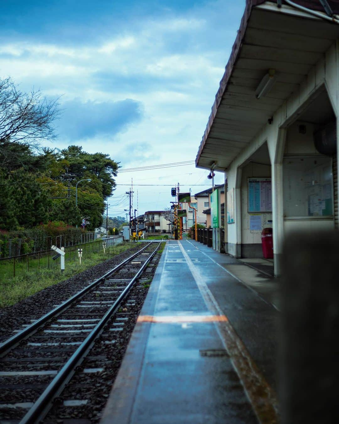 松隈ケンタさんのインスタグラム写真 - (松隈ケンタInstagram)「島原鉄道  ——————— LEICA M11 NOCTON40 ———————  #streetphotographer #streetphotography #streerphotographers #streets_storytelling #blackandwhitestreetphotography #street_avengers #streetizm #coffee  #urbanstreetphotogallery #worldstreetphotography #everydayeverywhere #bnw_drama  #leica #noctilux75 #nocton #lightroom #Kendamaphoto」3月29日 11時12分 - kentamatsukuma