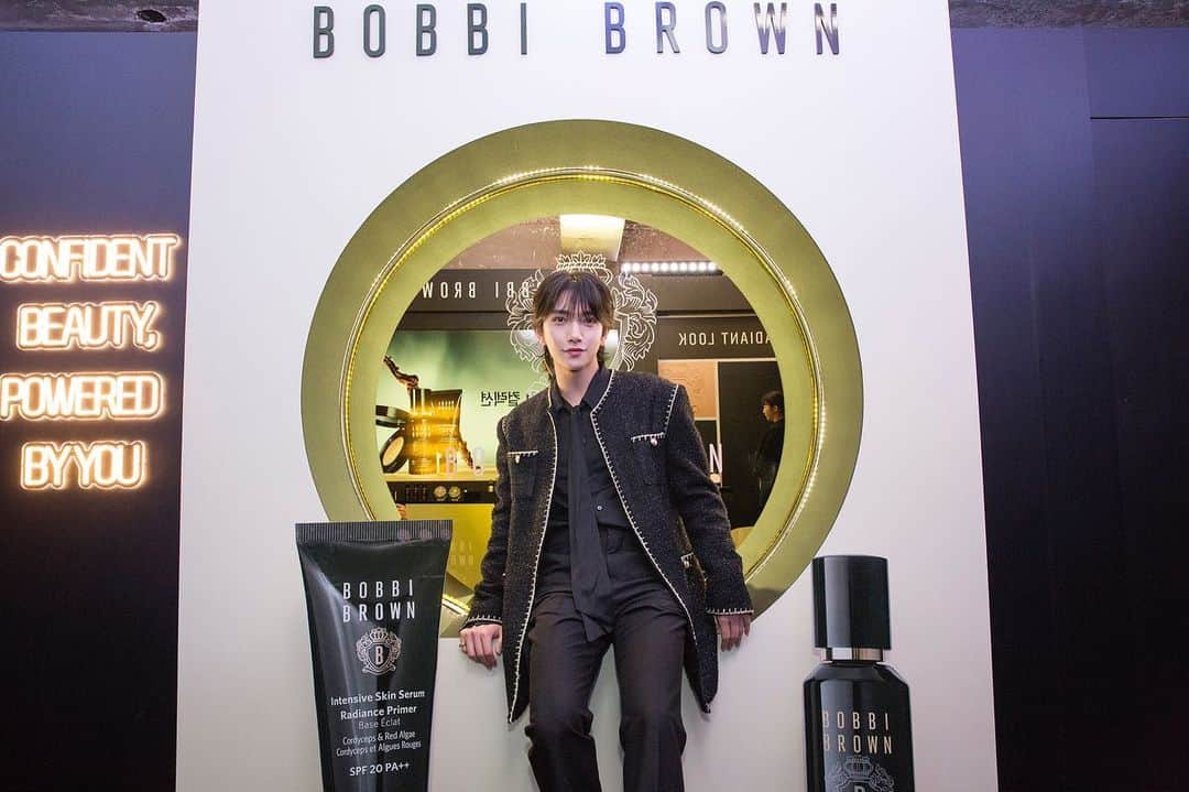 ジョシュアのインスタグラム：「바비브라운 팝업 에서 너무 재밌는 시간 보냈어요. 스토어가 너무 예뻐서 사진도 너무 잘나오고. Photo Booth 가 너무 좋더라고요 💙   @bobbibrownkorea #광고 #바비브라운 #bobbibrown」