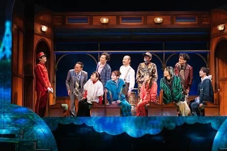 佐久間宣行のインスタグラム：「「たぶんこれ銀河鉄道の夜」 作演出:上田誠  ヨーロッパ企画とニッポン放送がタッグを組んだエンタメ舞台シリーズ第3弾。銀河鉄道の夜をモチーフにしたラップミュージカルというべきか(上田さんの舞台はいつも説明に困ります。公式ツイートに銀河デスゲーム音楽劇と書いてありました笑)  とっても面白かったです！ たぶんこれ、じゃなくてしっかり「銀河鉄道の夜」なのに、全く想像と違う進み方をしていくのが凄い。 ふざけてる、でも、愛とリスペクトがある。なにより、楽しくて面白い。そしてラストには、ずっしり銀河鉄道の夜の感動と切なさが待っている。  キャストの皆さんもさすがで、こんなに歌上手いの？という方が続出してた。特に久保田紗友さんと田村真佑さんと藤谷理子さんの３人。あと、かもめんたるの2人、魅力と力量を存分に発揮してて、本当に見てて格好良かった。  当日券もあるみたいです。 ぜひ！」