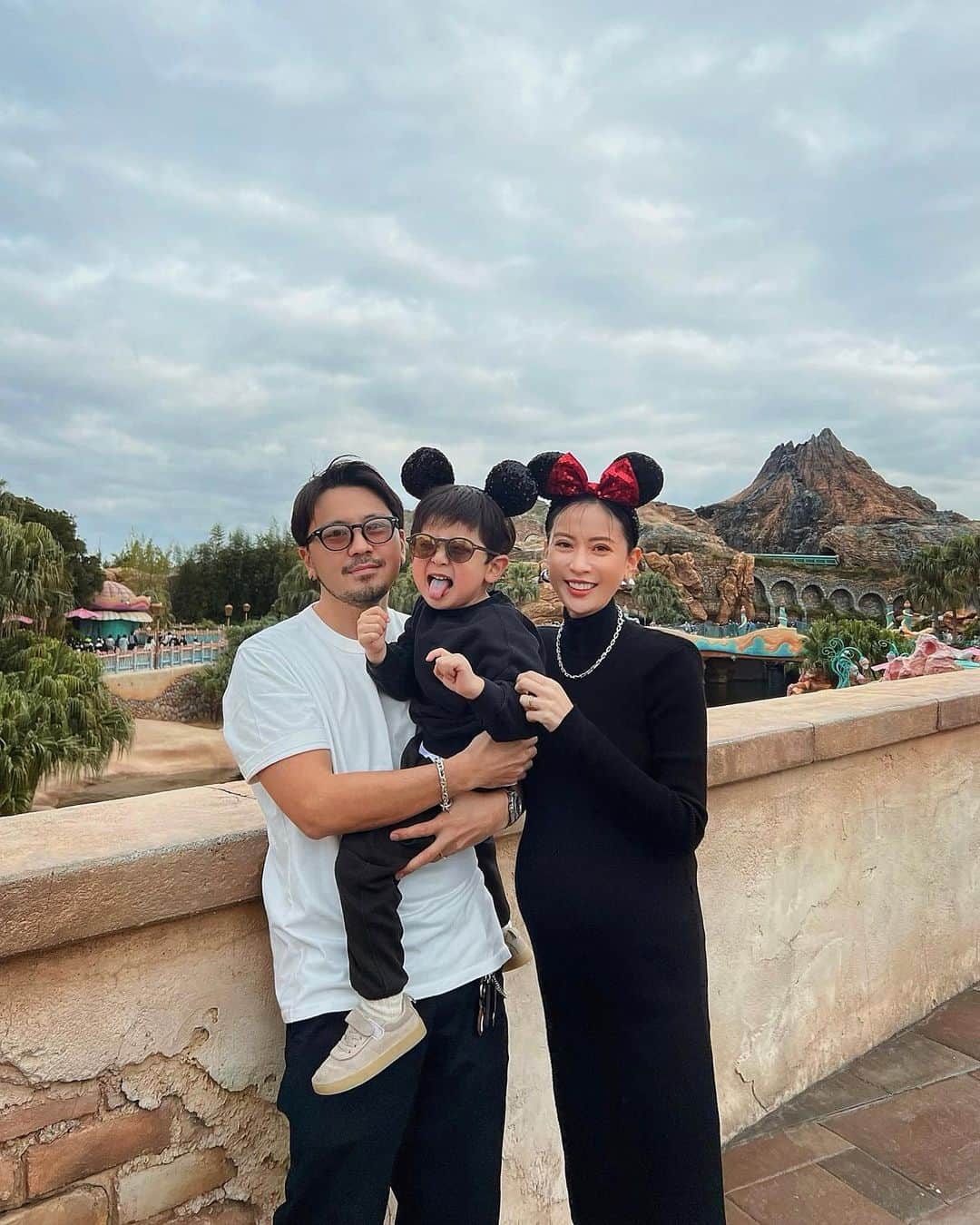 ソンイのインスタグラム：「もうすぐ4人家族だね🤍 私たち夫婦も親になって4年が経ったのかぁ🌸  得意な事や苦手な事が真逆な私たちだからこそ、親になってからはよりサポートし合って支えあってきてるなと😌💭💕  また家族が増えて環境が変わるんだろうなぁと思って、cocoloni占い館 @honkaku_uranai で星ひとみさんの占いをしてみたの🔮  そしたら夫婦で大事にしてきた事がまさに書いてあって、夫婦の在り方が今までのままでいいんだなぁと🕊️  夫婦円満の絶対ルールは隠し事はなし👌🏻 価値観が似ているからこそお互いの事を尊重して、苦手な事はお互いがカバーしています✨  悪阻で体調が辛かった時期や妊娠生活中も私が出来ない事はサポートしてくれて、でも夫の１番嫌いな運転は私が臨月でもバリバリしたりね🤣笑  他の占いの項目を見るのもすごく楽しかったし、さらに夫婦円満になる秘訣も教えてもらって今後の家族の未来も更に楽しみになったなぁ🤍  春からの新生活もポジティブな気持ちになるから是非占い試してみてね🔮  #cocoloni占い館 #占い #星ひとみ #PR」