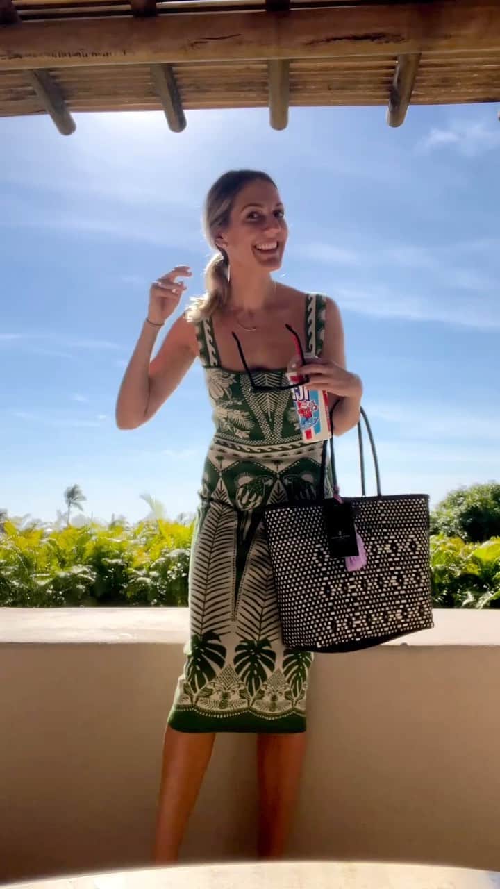 Anna Jane Wisniewskiのインスタグラム：「Finally getting to west this @farmrio green knit dress I bought in January! Also pictured: my colonial boy ponytail, the hotel bag (tag sticking out 🤦🏼‍♀️) and my kid’s ICEE.  https://liketk.it/45BDK」