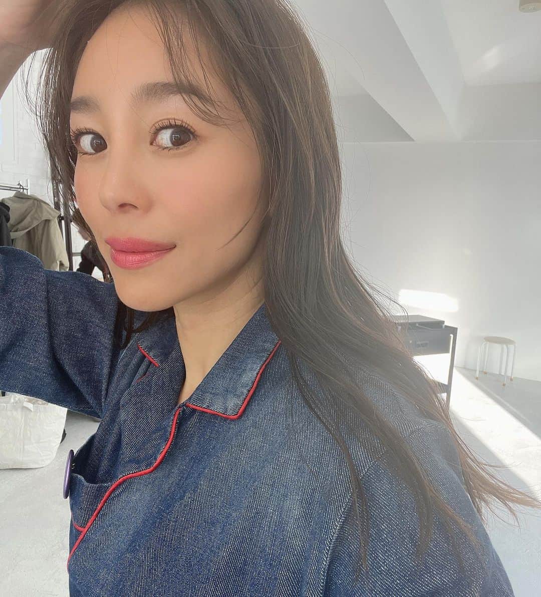 大桑マイミのインスタグラム：「雨があがっだスタジオに差し込むヒカリが綺麗だった〜昨日の撮影。 メイクは陶山氏 眉毛もふわっとナチュラル。 睫毛は　先日睫毛パーマをかけたのでビューラー入らずでナチュラルカーブ。　楽です！🤙スッピンでもすごーく楽です。　(注:4枚目UPすぎです。がわかりやく…)  @salonbdaikanyama  で。 髪の毛のケアもしてきたばかり。OPENしたてのair池袋店で @shiga_noriyoshi に　お願いしました。✨ 店内は落ち着いた雰囲気でしたよ。 自然の映像が流れるシャンプー台に癒されながら結果爆睡してたけと… 髪の毛も艶のあるカラーに。さすがっ 上手🙏  コンディション良き自分で撮影にのぞめました🤜🤛」