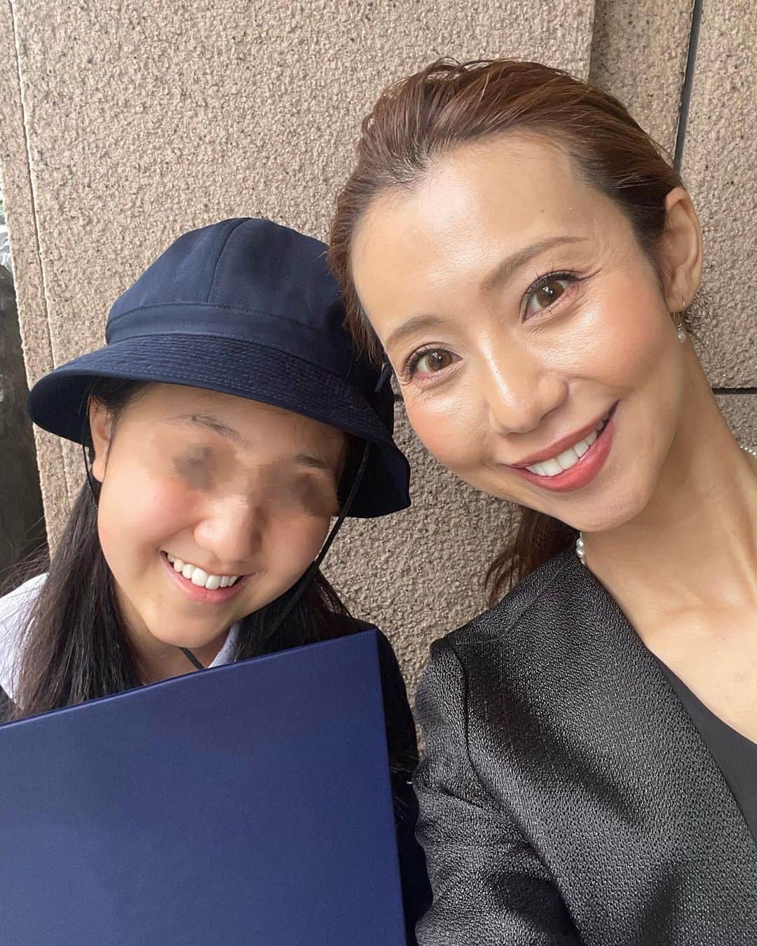 松枝明葉のインスタグラム：「気づけば子育て12年 #卒業式   色々と周りに助けてもらいながら シングル歴も12年目🙄  3歳くらいまでの 可愛い時期の記憶があまりなくて  最近写真を探しては ムスメと一緒に見てるんだけど  もっと撮影しておけばよかったな〜  今年は写真たくさん撮っとこ🤳  #思い出 #12歳 #39歳 #アラフォー #美容 #子育て日記 #シングルマザー #instadaily #美容すきな人と繋がりたい #シンママライフ」