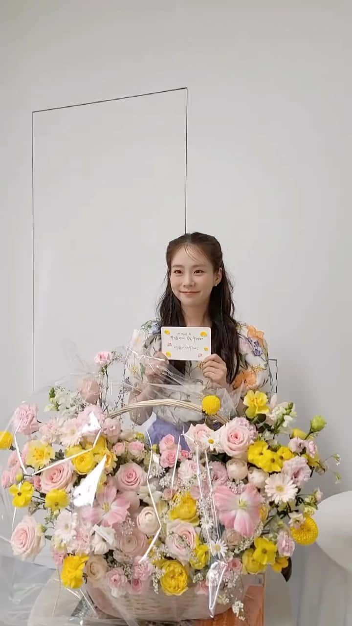 ハン・スンヨンのインスタグラム：「카라 데뷔 16주년! 우와우와 멤버들과 처음만나 지금까지는 17년! 긴 시간 함께 해준 멤버들 그리고 팬 여러분 정말 고맙고 사랑해요!  매년 돌아오는 데뷔날은 항상 신기하고 그래요❤️  내 꿈을 이룬지 16년이나 됐는데도  아직도 여기있는걸 보면.... 고맙고 고맙고!」