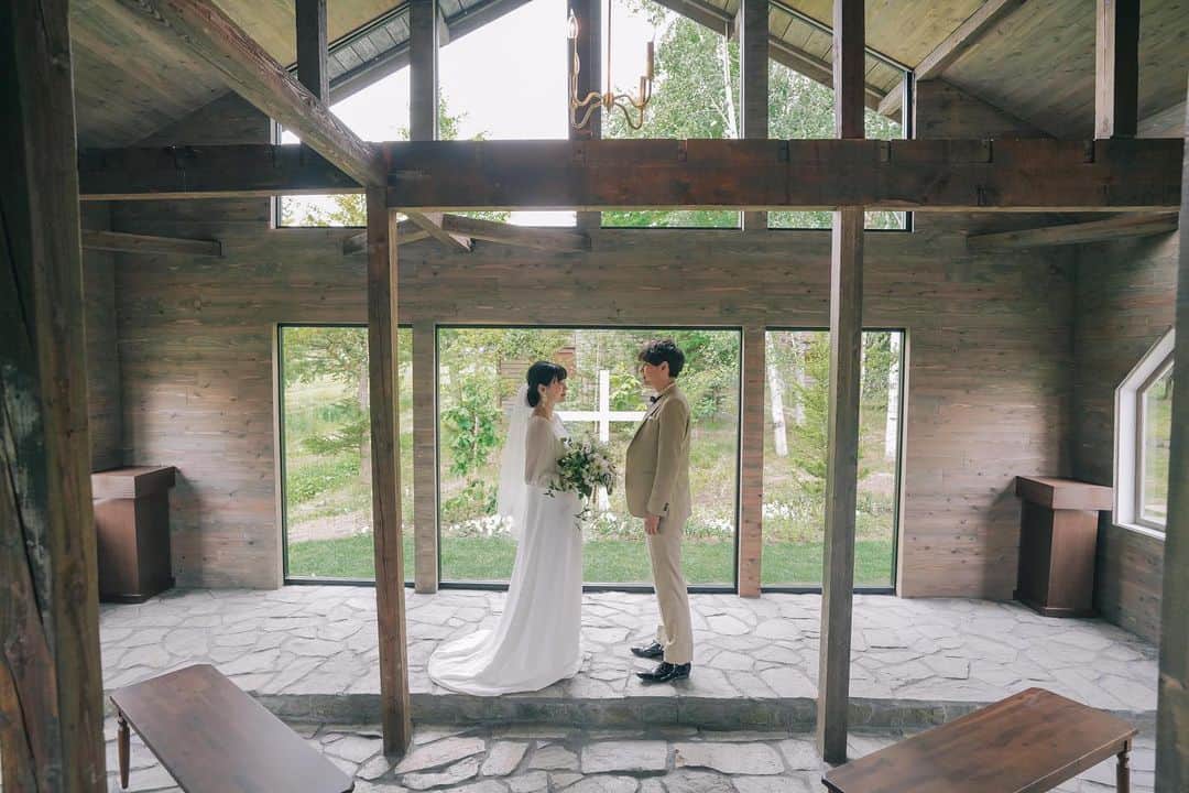 のインスタグラム：「⁡ 【北海道の大自然で最高のフォトウェディング🌸】  美瑛店ではチャペルを完備しております✨ 木目調のチャペルとお庭ので形に残しませんか？  毎年大好評の 北海道スタジオSOLAが 2023年は6月〜10月で期間限定OPEN☀️  ⁡ 詳しくは最寄りの店舗までお電話またはメールにて お気軽にお問い合わせ下さい✨ ⁡ ⁡ おかげさまでたくさんのお問い合わせ、 撮影のご予約をいただいております🙇‍♀️ お問い合わせはお早めに✨ ⁡ ⁡ デコルテ公式アカウント ▷▷ @decollte_weddingphoto ⁡ スタジオアクアSOLA ▷▷ @studiosola_hokkaido  ⁡ ⁡ #d_weddingphoto #デコルテフォト #スタジオソラ #美瑛前撮り　 #スタジオSOLA #北海道ウェディング　 #撮る結婚式 #ウェディング #ウェディングフォト #フォトウェディング #フォトスタジオ #花嫁 #プレ花嫁 #卒花嫁　 #関東花嫁 #リゾートウェディングフォト #花嫁準備 #前撮り #後撮り #結婚式 #結婚式準備  #ヘアメイク #洋装前撮り #和装前撮り #ドレス試着 #北海道前撮り  #ウェディングフェア #プレ花嫁さんと繋がりたい #全国のプレ花嫁さんと繋がりたい #日本中のプレ花嫁さんと繋がりたい」