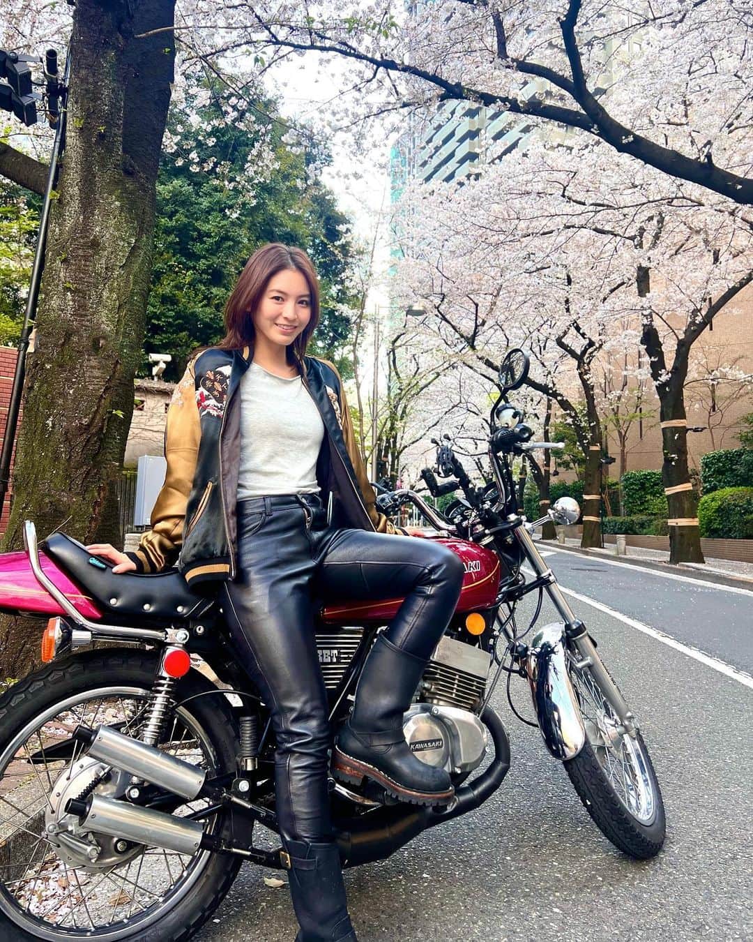ほのかさんのインスタグラム写真 - (ほのかInstagram)「桜が満開なスポットで お花見ドライブ🐰🌸🌸  桜吹雪のスカジャンとセット感でて良い感じ◯  #KH400 #kawasaki#KH250#KH #bikegirl#bikelove#bikefashion #バイク女子#旧車#絶版車 #バイクファッション #スカジャン  #族車#バイカー#単車#カワサキ #Tokyo#旧车」3月29日 22時29分 - nononon159
