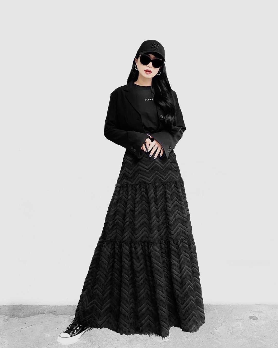 lve_xxxxさんのインスタグラム写真 - (lve_xxxxInstagram)「. . Ai  select ( @lveu.official ) 🌸 Apr. NEW ARRIVAL   ▪︎ Shaggy tiered skirt BLACK   ふわふわｼｬｷﾞｰの大人ﾃｨｱｰﾄﾞｽｶｰﾄ  ﾍﾘﾝﾎﾞｰﾝ柄なんが一癖あり🙆‍♀️  たっぷり生地を使ってるので ふんわり感が高見えする一着。  歩くき時のふんわりｼﾙｴｯﾄが めちゃくちゃ可愛いんです🤤  ｳｴｽﾄは後ｺﾞﾑなのでﾉﾝｽﾄﾚｽ😏👍  ｵｰﾙｼｰｽﾞﾝ着て頂けるんじゃないかな？と 私個人は思います！  今時期はｽｳｪｯﾄやｼﾞｬｹｯﾄ等の outerを合わせて頂いたり〜  半袖合わせても異素材MIXｺｰﾃﾞで 可愛いんよ。  たがら、これは夏もいけちゃう🌴✧  4/2 (日) 20:00発売です。 入荷お知らせﾒｰﾙもお待ちしております☺︎  #wear更新  .」3月29日 22時32分 - lve_xxxx