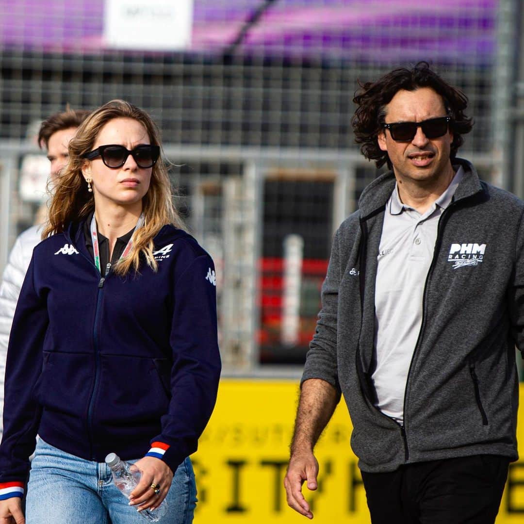 のインスタグラム：「Track walk here in Australia 🇦🇺 is ✔️ Can not wait to drive around Albert Park this weekend! That track is insane 😍 One more prep day tomorrow before we start with FP on Friday 🏁 // 📸 x @f1joan // #sophia #sophia99 #changeagent #racegirl #racing #motorsport #f3 #Melbourne #AlbertPark #SOPtimism #unscripted」