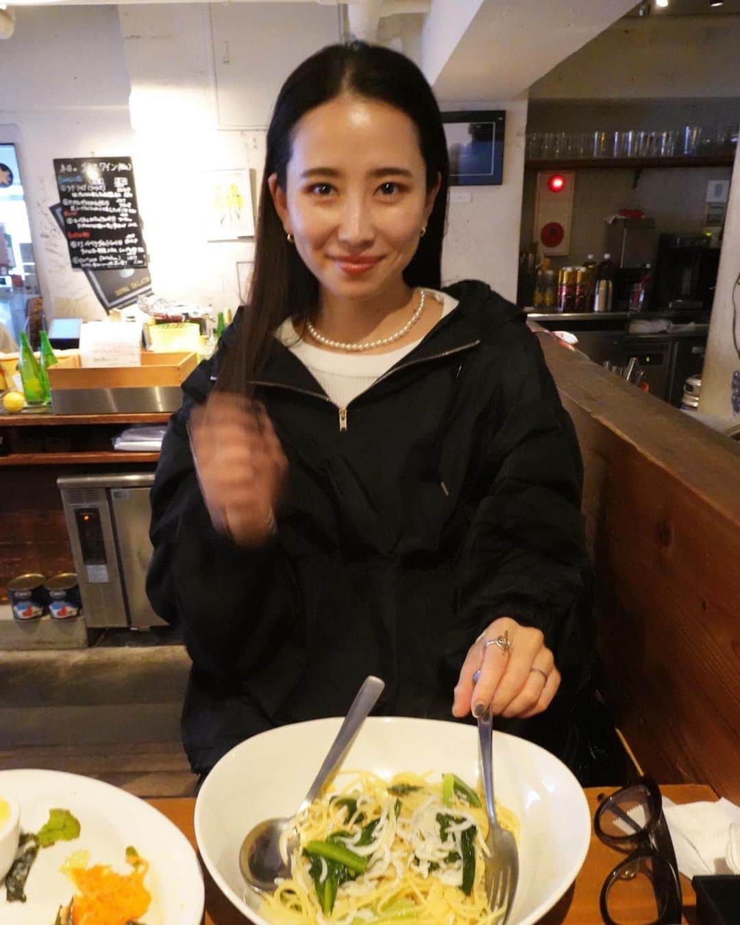 小嶋梨奈のインスタグラム：「晴れたので あいまにちゃっかり春 堪能、◎  #春服 #スカート」