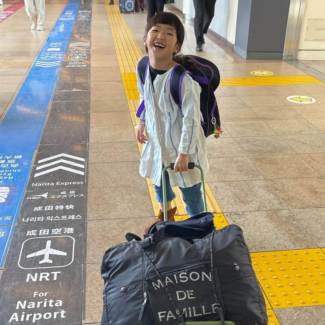のインスタグラム：「帰京！  ドラゴンボール大好きだった娘は 長く大阪に行ったり来たりで。  大阪帰郷の間に従兄弟たちにも刺激を受けて ドラゴンボール熱が失われた様子。  あんなに熱愛していた大好きなドラゴンボールのリュック背負うのを「もう恥ずかしいんだよー」と😂  やっと気がついてくれた（笑）  そんなあんたの横にいたお母さんは、あんた以上にいつも恥ずかしかったわ（笑）」