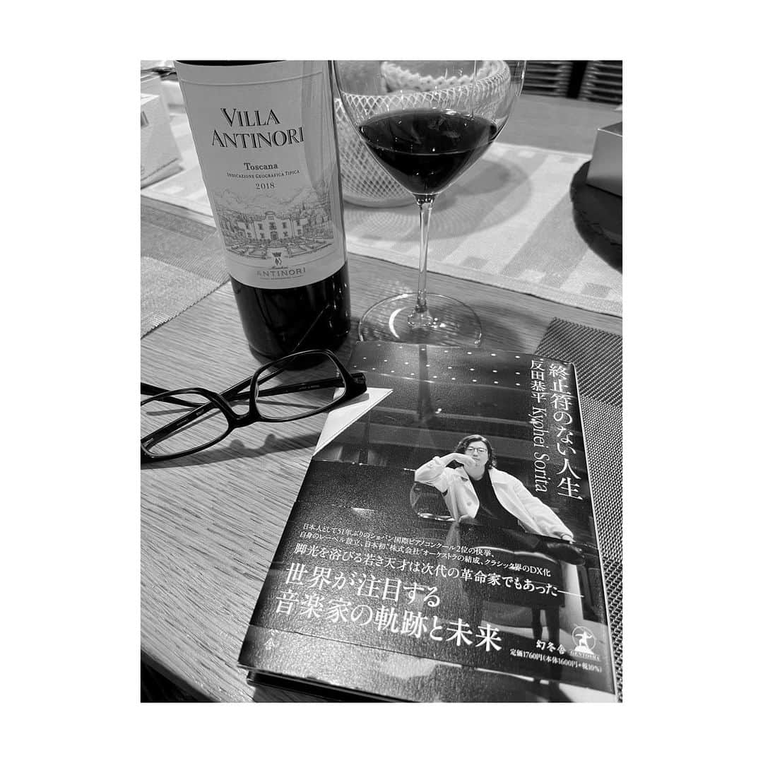 永井美奈子さんのインスタグラム写真 - (永井美奈子Instagram)「♪ 音楽と本とワイン  たまたま22時まで限定で 家人が誰もいない  中々こんな事は無く 1人でビーフシチューを作り モンドールは食べ頃で 外ではしっとり雨の中 桜は満開で ワインを開け ショパンピアノ協奏曲第一番をかけ 本を読む  至福だ♥️♥️♥️♥️」3月29日 21時09分 - nagaiminako.com375