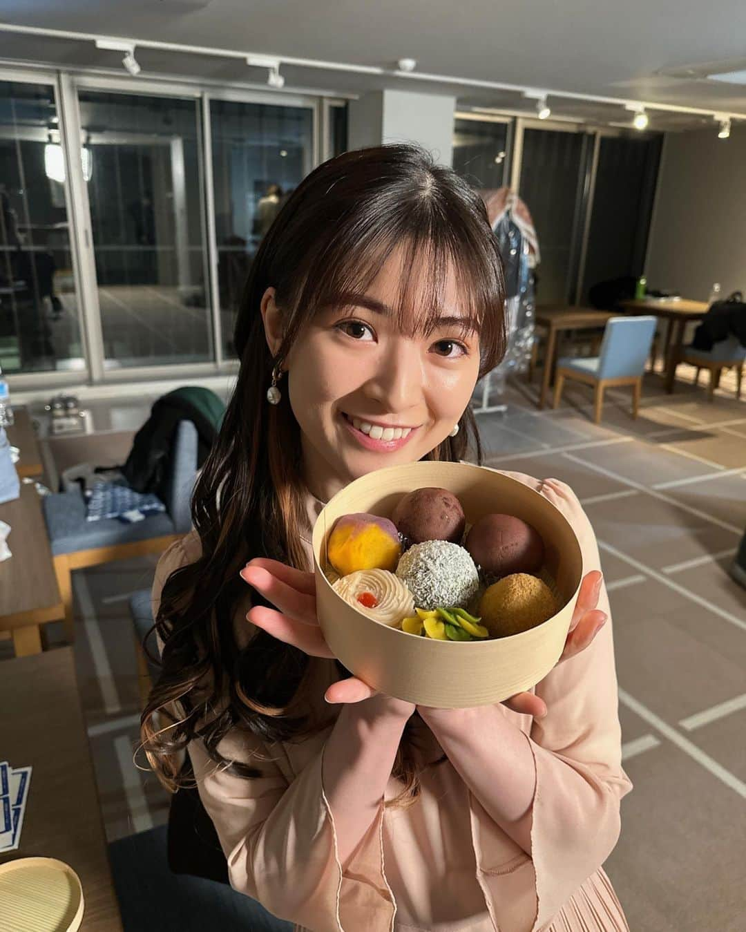 優希美青さんのインスタグラム写真 - (優希美青Instagram)「今日現場で美味しいおはぎをいただきました😊  なかなか買えないおはぎなんだよとマネージャーさんに教えていただいてテンションがよりあがりました😆  私はこしあんと、苺とシナモンの2個いただきました😋  また食べたい美味しさでした！  #夫婦が壊れるとき #おはぎ #タケノとおはぎ」3月29日 21時05分 - mio_yuki