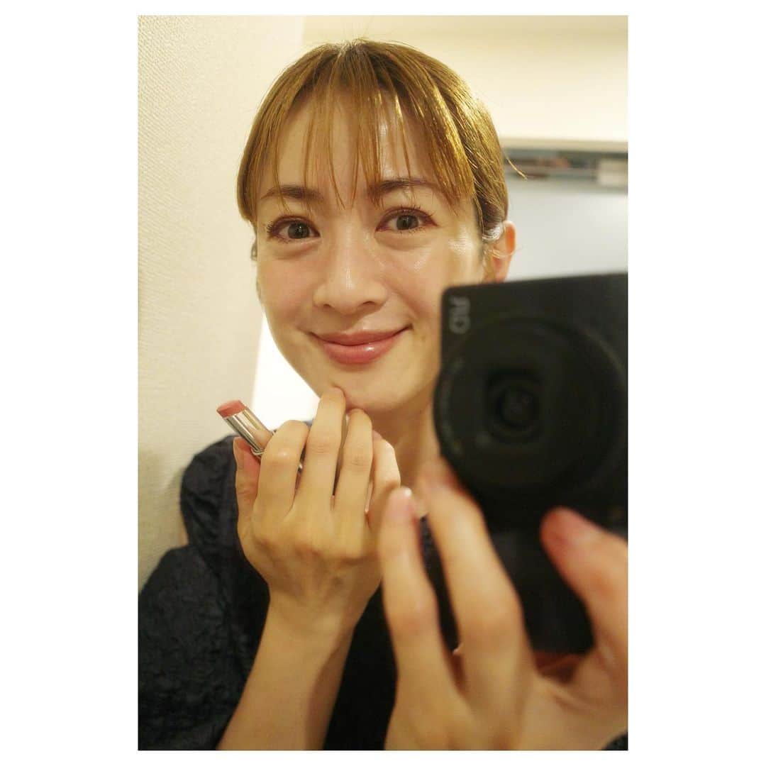 のインスタグラム：「* キスミーフェルムのソフトマットルージュ💄 今日は03テンダーピンクにしてみました✨  品の良いピンクだから主張し過ぎることなく、口元を優しく色づけてくれるんですよ𓂃✨✨  ツヤは欲しいけど✨程よくマットな仕上がりを求めていらっしゃる方にキスミーフェルムはおすすめ☺️  * #makeup  #キスミーフェルム #キスミー #大人メイク」