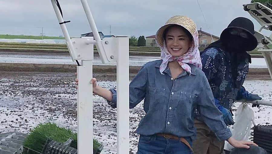 小川夏果さんのインスタグラム写真 - (小川夏果Instagram)「北海道の豊かな自然の中で《日本の米文化》を描くドキュメンタリー『The Song of Rice』を作りました。また主演も務めさせて頂き、北京師範大学主催の"Looking China Youth Film Project"という国際文化交流プログラムでこの作品『The Song of Rice』が金獅子賞.‘･✴︎を受賞しました。  掲載された媒体では60万回再生を突破するなどまだまだ伸びていて、中国中央テレビ（CCTV）、北京TV、北京人民ラジオ、新華社通信、人民日報、光明日報、北京日報などなど中国で広く載せて頂いてるそうです。嬉しい。  日中合作作品としてこの作品を作ることができ、改めて協力して下さったムーランプロモーションの方々に感謝します。 ただ、ひとつ悔やむことがあり、せっかくなら鹿児島で撮りたかった！！！もちろん北海道もとても素敵な場所でしたが、せっかくなら今いる場所で貢献したかった！ でもなんとかこの作品がとてもいい評価を得ることができ、次は『お茶』をテーマにした作品を作ってほしいという依頼を頂きました。 お茶と言えば...鹿児島！ですよね。次こそは鹿児島で撮影できるように頑張ります。 鹿児島にいらっしゃるお茶関係の皆様、どうぞご協力よろしくお願い致します...🙏🍵🍃🍃🍃☺️✨  The Song of Rice, a film I directed, won the Golden Lion at the "Looking China Youth Film Project" organised by Beijing Normal University.  The film is a short documentary about rice culture from the Chinese and Japanese points of view. I had the opportunity to plant rice with farmers, visit a rice mill, make sushi and have other rice-related experiences.  The film will be featured in CCTV, Beijing TV, 人民日報 and many other media. I hope my friends in China will watch it. I would like to thank everyone at Mulan Promotion for giving me this opportunity and connection.  #ドキュメンタリー #documentary  https://youtu.be/DVkeMBCVidw  #documentyourdays #documentaryfilm #shortfilm #natur #naturelover #natural #rice #ricefield #field #farm #farmlife #hokkaido  #米 #米文化 #農家 #白米 #ご飯 #🍚 #自然 #北海道 #田んぼ」3月29日 21時18分 - ogawanachu