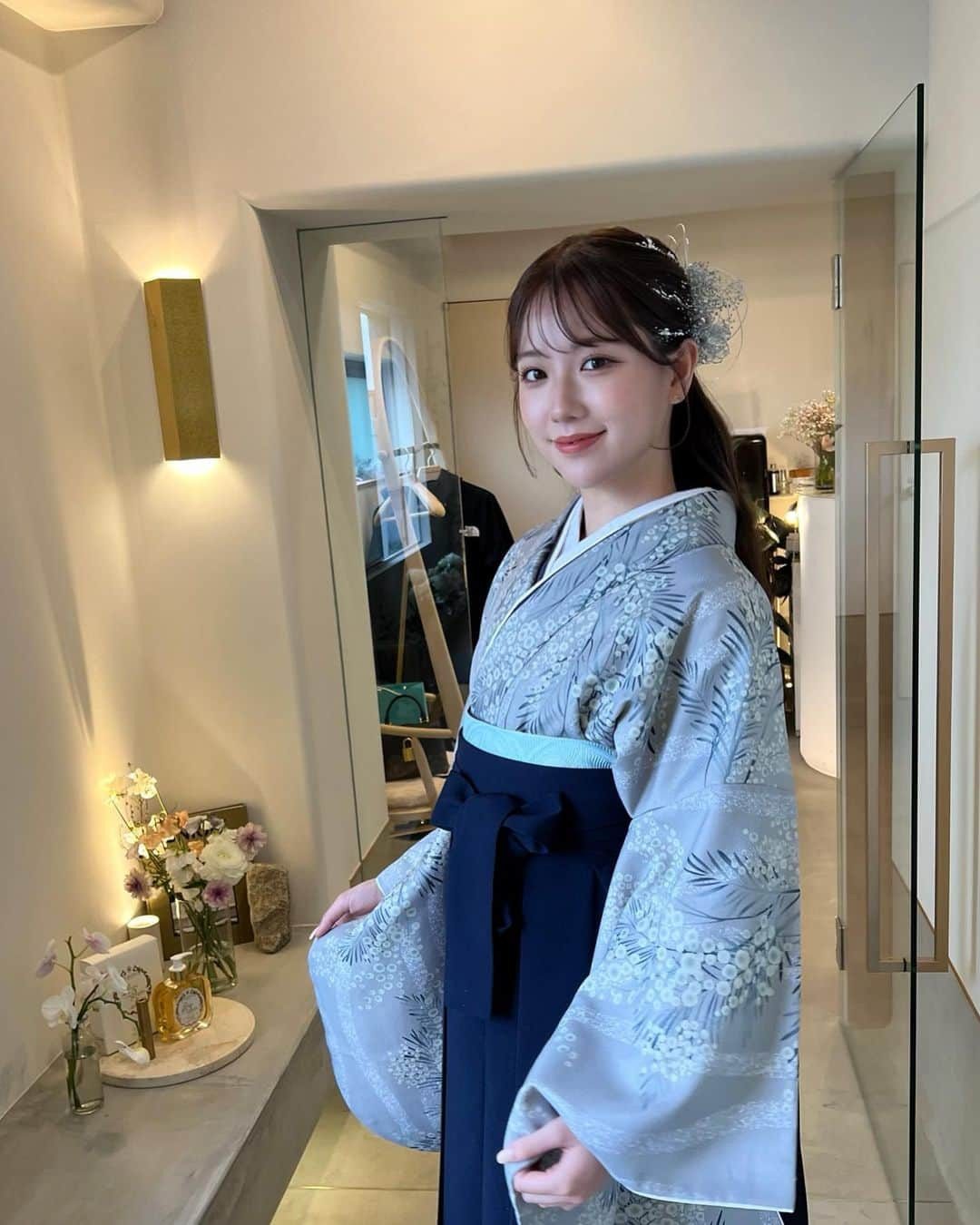 藤中里緒のインスタグラム：「卒業式の袴とヘアセットが本当にタイプ🫧💎🦋  4月から社会人頑張ります😊  #卒業式 #卒業式ヘア #ハーフアップアレンジ #袴 #袴ヘアアレンジ」