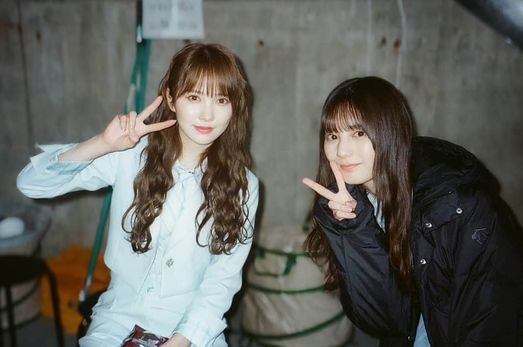 加藤史帆のインスタグラム：「マネージャーさんが撮ってくださったオフショット🫠♡  菜緒ちゃんといるととても落ち着いて、ほっとします🦖  9th single「One choice」は4月19日発売です！ Music Video公開中なので是非ご覧ください！！  #日向坂46 #小坂菜緒 #加藤史帆 #shihogram」