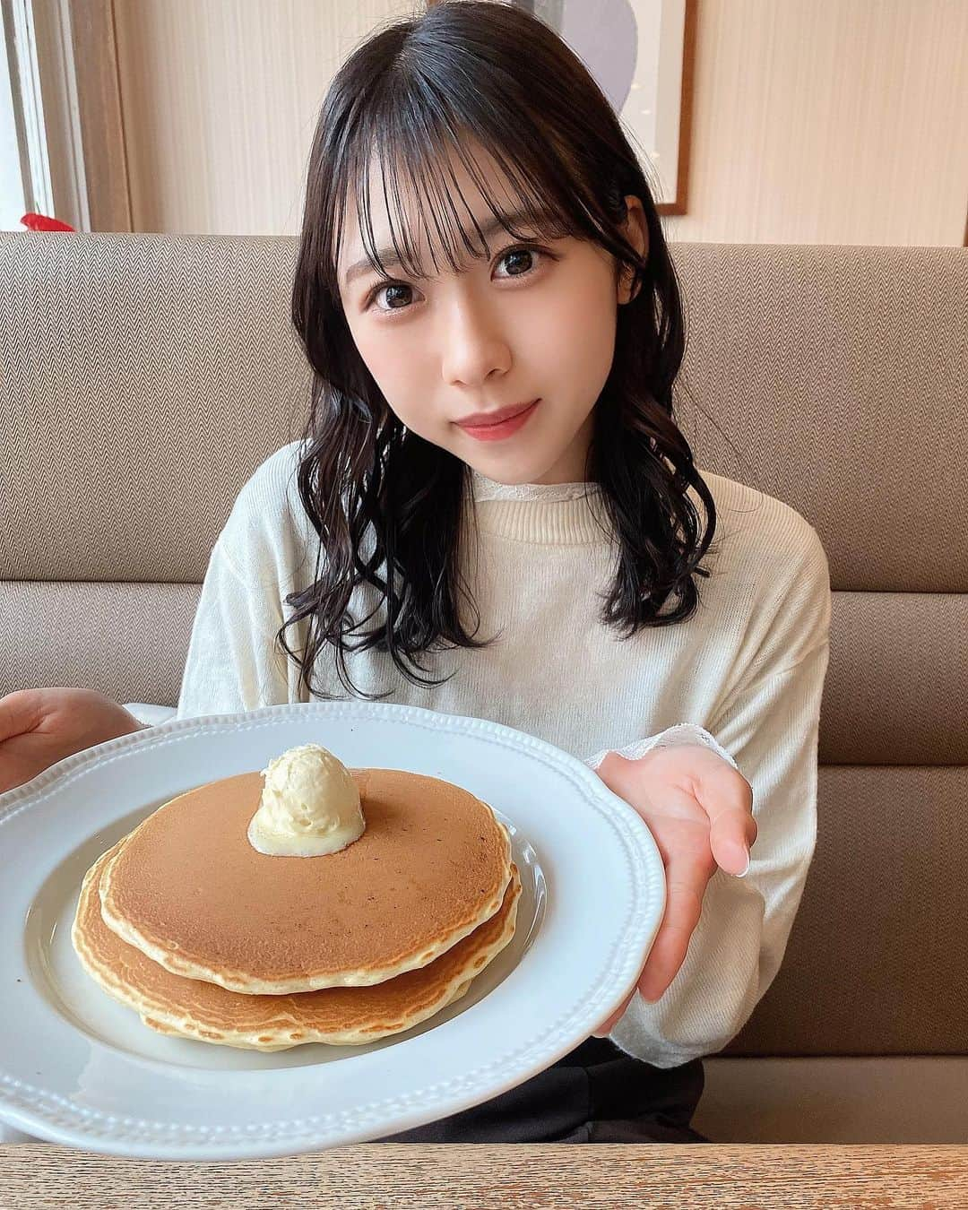 高橋美海さんのインスタグラム写真 - (高橋美海Instagram)「⁡ ⁡ ⁡ ⁡ ⁡ ⁡ ⁡ ロイヤルホストのパンケーキ食べたことありますか？🥞♡ ⁡ ⁡ ⁡ ⁡ ⁡ ⁡ ⁡ ⁡ #instalike #instafood #cafe #パンケーキ #hair #髪型 #髪型アレンジ #ヘア #ヘアアレンジ #巻き髪 #ミディアムヘア #暗髪 #暗髪カラー #春カラー #x純文学少女歌劇団 #髙橋美海」3月29日 21時18分 - __mimi0717