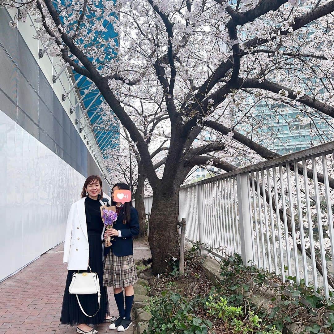 福吉 彩子さんのインスタグラム写真 - (福吉 彩子Instagram)「働くかあさんの卒業式コーデ 長女の小学校卒業式 桜満開だけど雨模様、式が終わった後一時間だけ雨が止んで、みんなでワイワイできたの、ほんとによかったな。黒を中心とした暗いカラーが多い時期なので、ジャケットとバックをホワイトにしたモノトーンコーデで。チュールスカートで華やかさがアップ😊 jacket&skirt @idealuce_official  inner #bordersatbalcony  shoes #kuruntokyo  ☆☆☆ 下の子の成長は加速度的に早く感じて、小さかったあの子がもう中学生か、としみじみしました。引っ込み思案がちで、体育が苦手。みんなが盛り上がる運動会がめちゃ苦痛だったのが、だんだん前に出て発言できるようになって、学年の「文化芸術リーダー」に選ばれたり、6年最後は絵画で区の代表で都美術館に展示されたり、得意の美術がきっかけに成長できたなあと思います。 自分で決めた「自由に学べる」中学校で、ますます輝いて・羽ばたいてほしいな。 かあさんすごく嬉しくて、 ちょっとだけ寂しいよ。 入学した2017年と比較してみたら、 その成長に涙がでちゃうよ。  #ワーママ #ワーママコーデ #働くかあさん  #プチプラコーデ  #アラフォーファッション  #Domani #雑誌ドマーニ #domanist  #卒業式ママコーデ」3月29日 21時15分 - fuku44aya