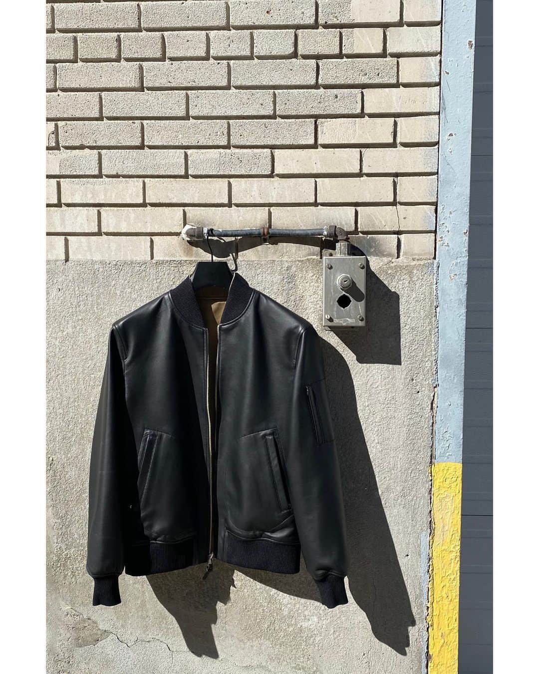 マッカージュのインスタグラム：「Reversible Leather  EASTON, a 2-in-1 reversible bomber crafted from supple (R) Leather for the ultimate street-style fit.」