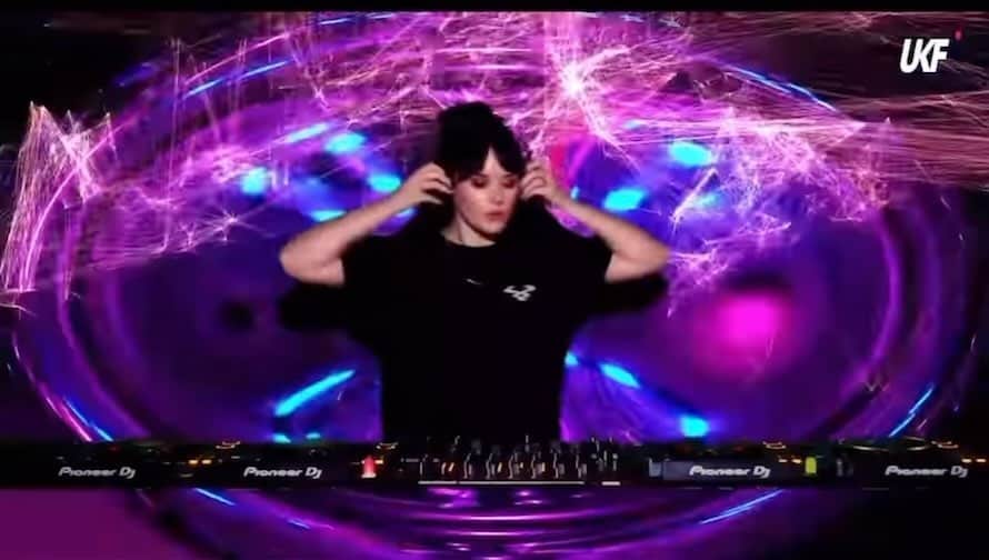 DJ Mel Clarkeのインスタグラム：「Excited on my end ✨Anyway ….Here’s me playing bangers」